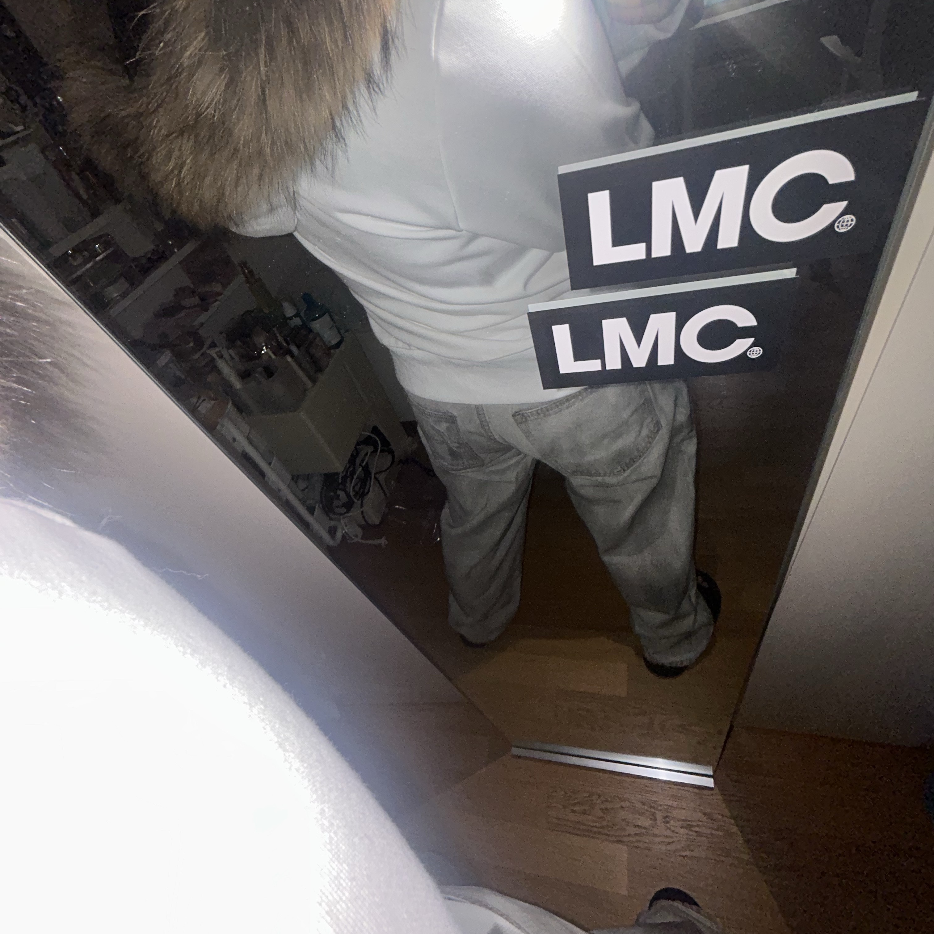 [KREAM 단독 / 프리오더] FENGSHUI Small Logo Fur Hood Zip-Up Jacket White Cream 착용 스타일 - 1