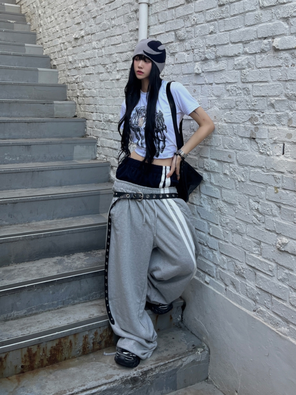 ROARINGRAD Double Waist Sweat Pants Gray 착용 스타일 - 1