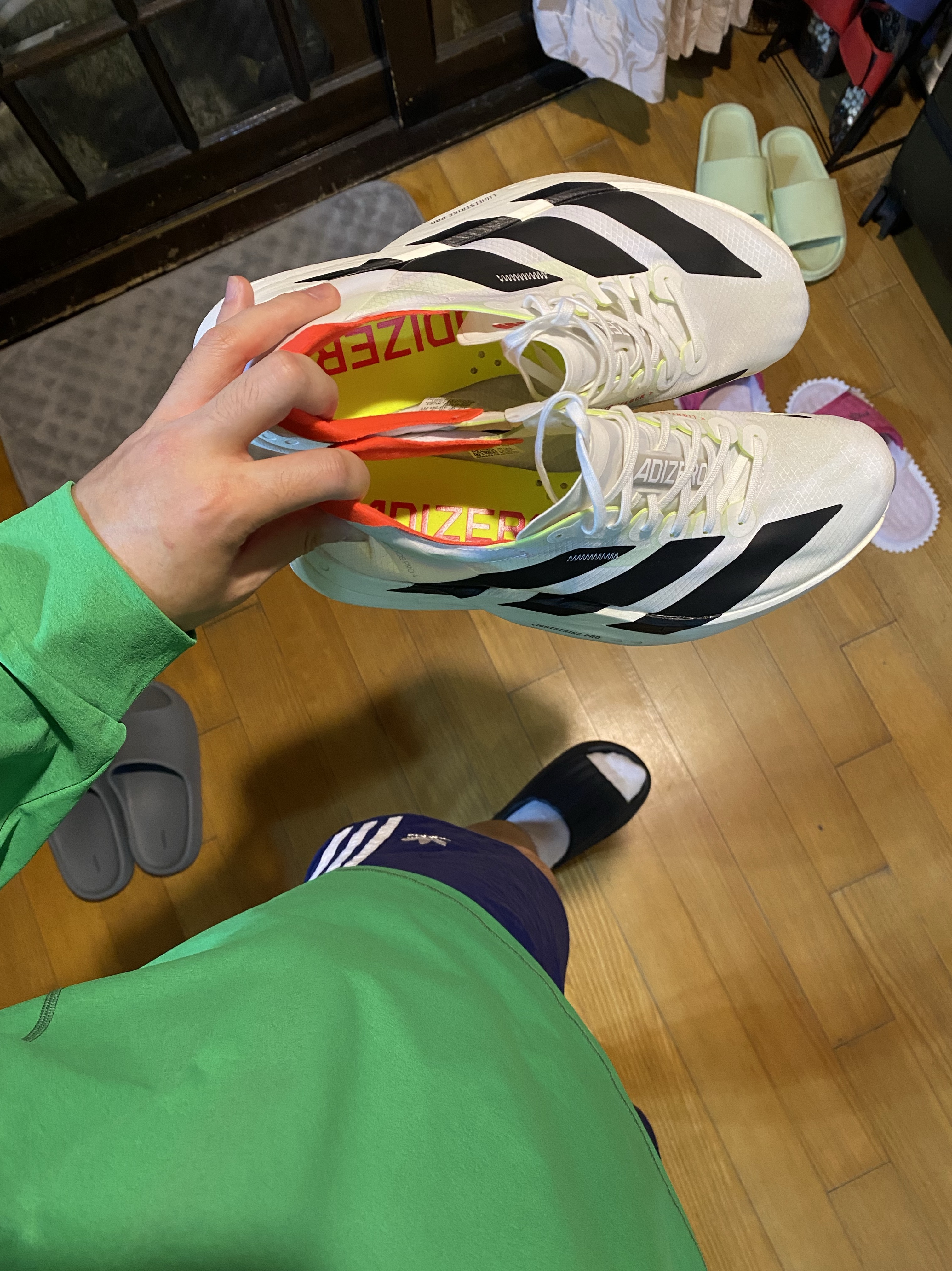 Adidas Adizero Adios Pro 4 Cloud White Core Black, Adidas Adicolor Classic Sprinter Shorts Night Indigo - KR Sizing 착용 스타일