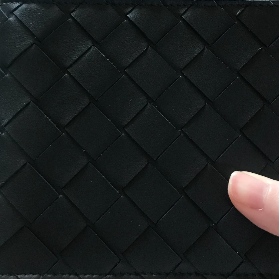 Bottega Veneta Bi-Fold Wallet Black 착용 스타일