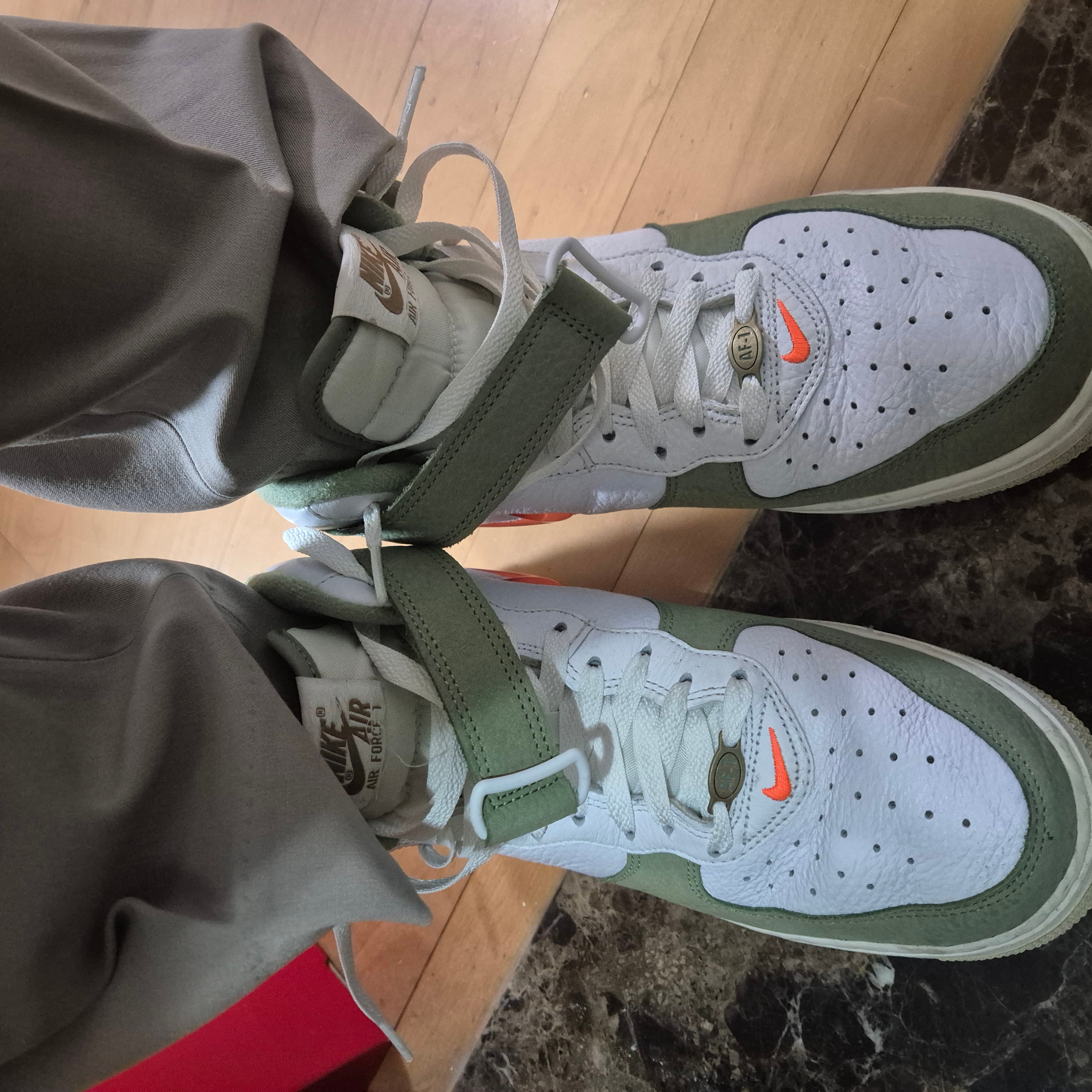 Nike Air Force 1 Mid '07 QS Olive Green and Total Orange 착용 스타일