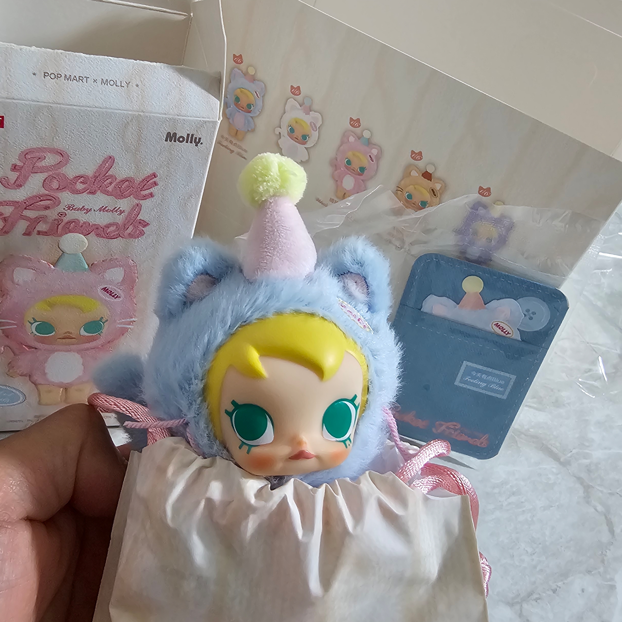 Pop Mart Baby Molly Pocket Friends Series Vinyl Plush Pendant Feeling Blue (Opened Case) 착용 스타일