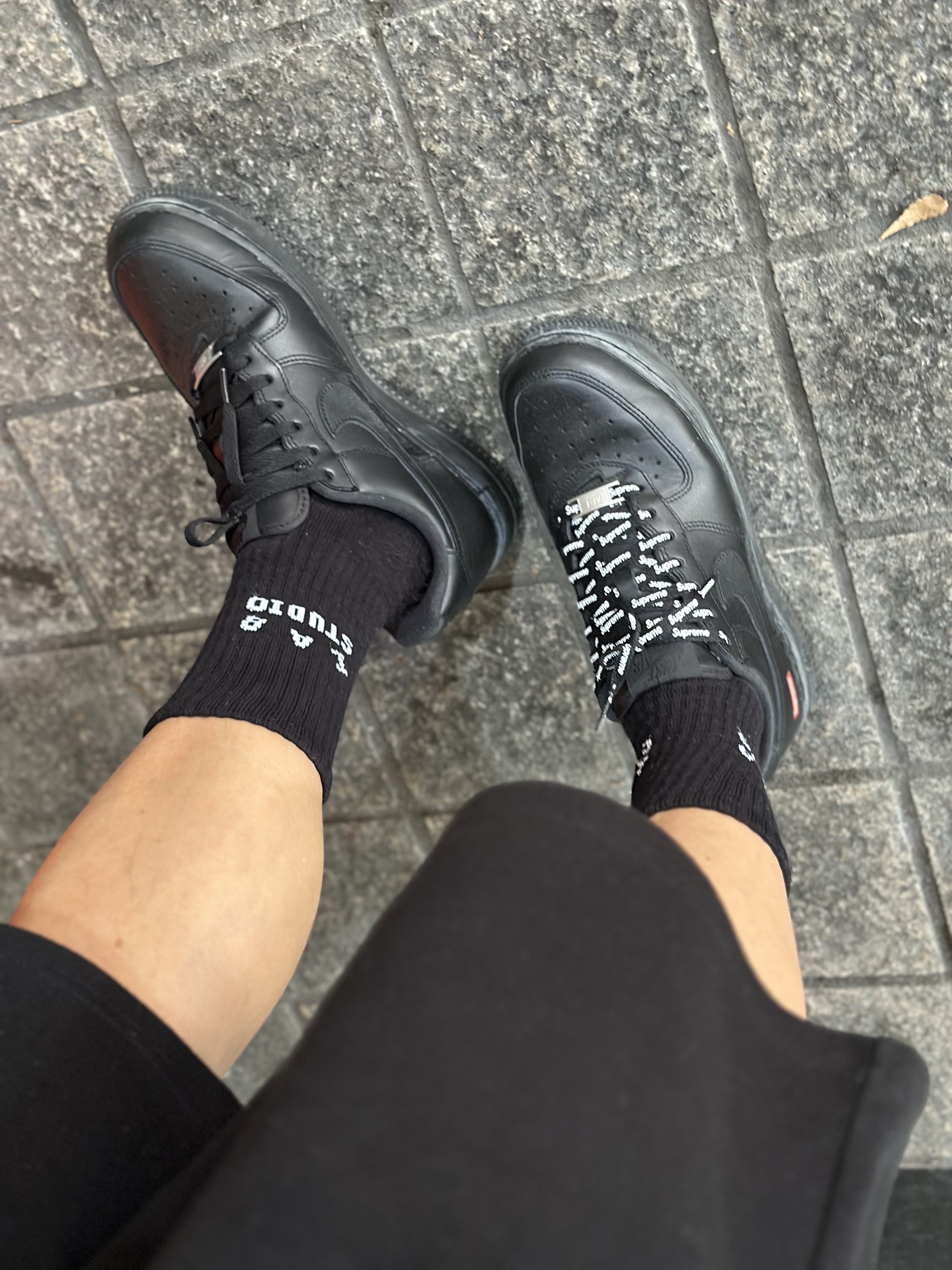 Nike x Supreme Air Force 1 Low Black, IAB Studio Socks White Black (5 Pack) 착용 스타일