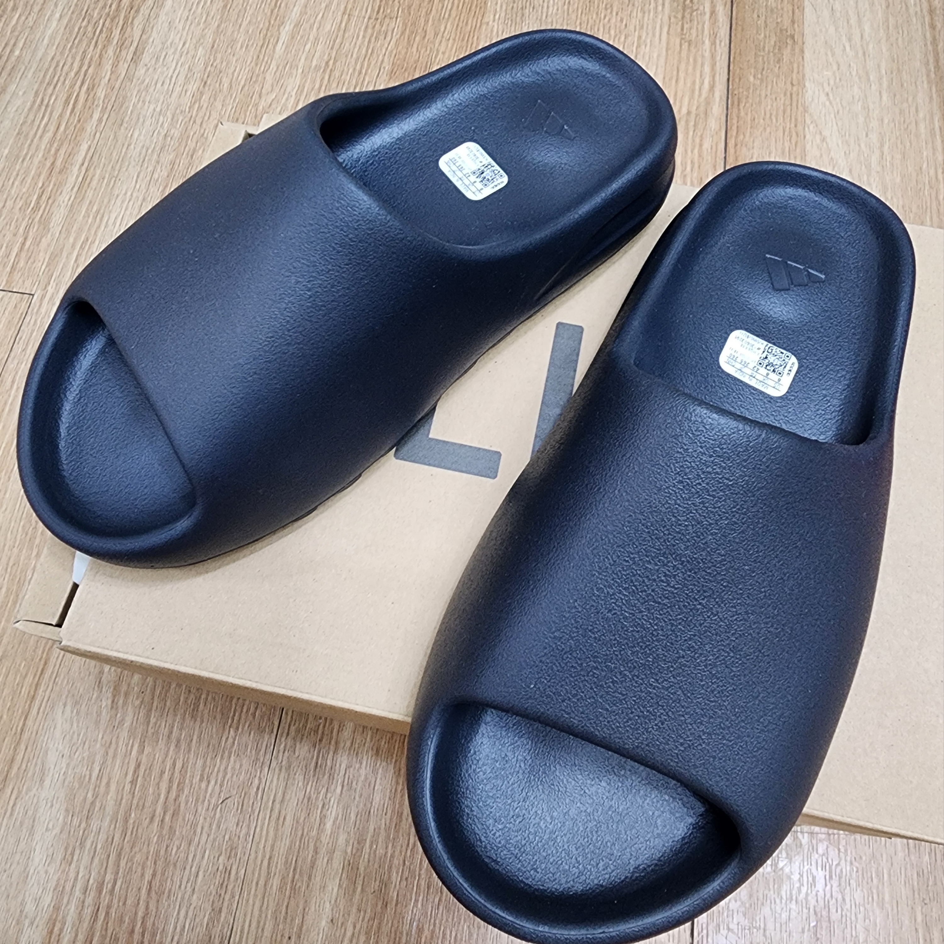 Adidas Yeezy Slide Onyx 착용 스타일
