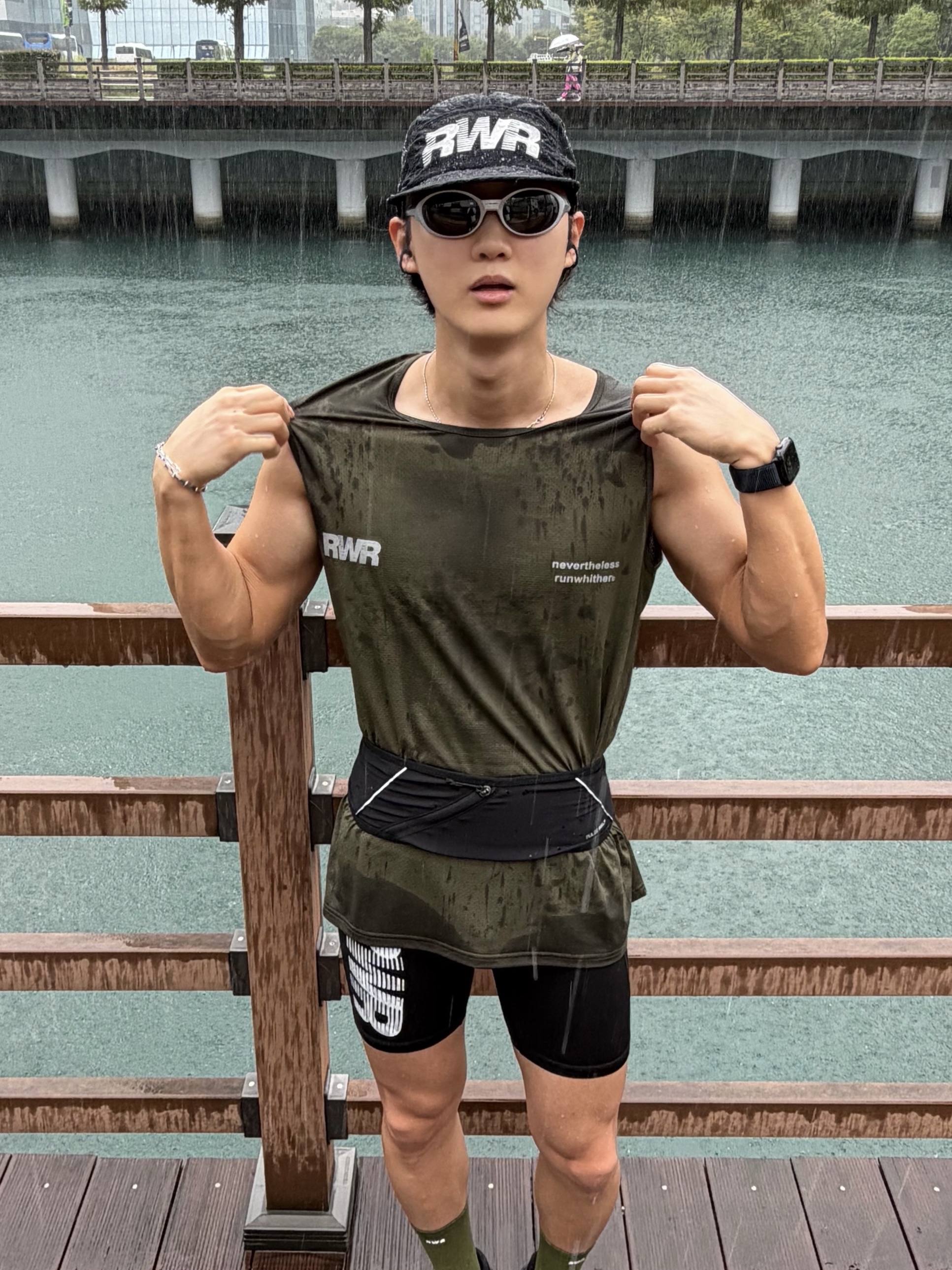 [KREAM 단독] runwhither Trail Cap Black, Oakley Eye Jacket Redux Silver Frame Prizm Black Polarized Lenses High Bridge Fit 착용 스타일 - 5