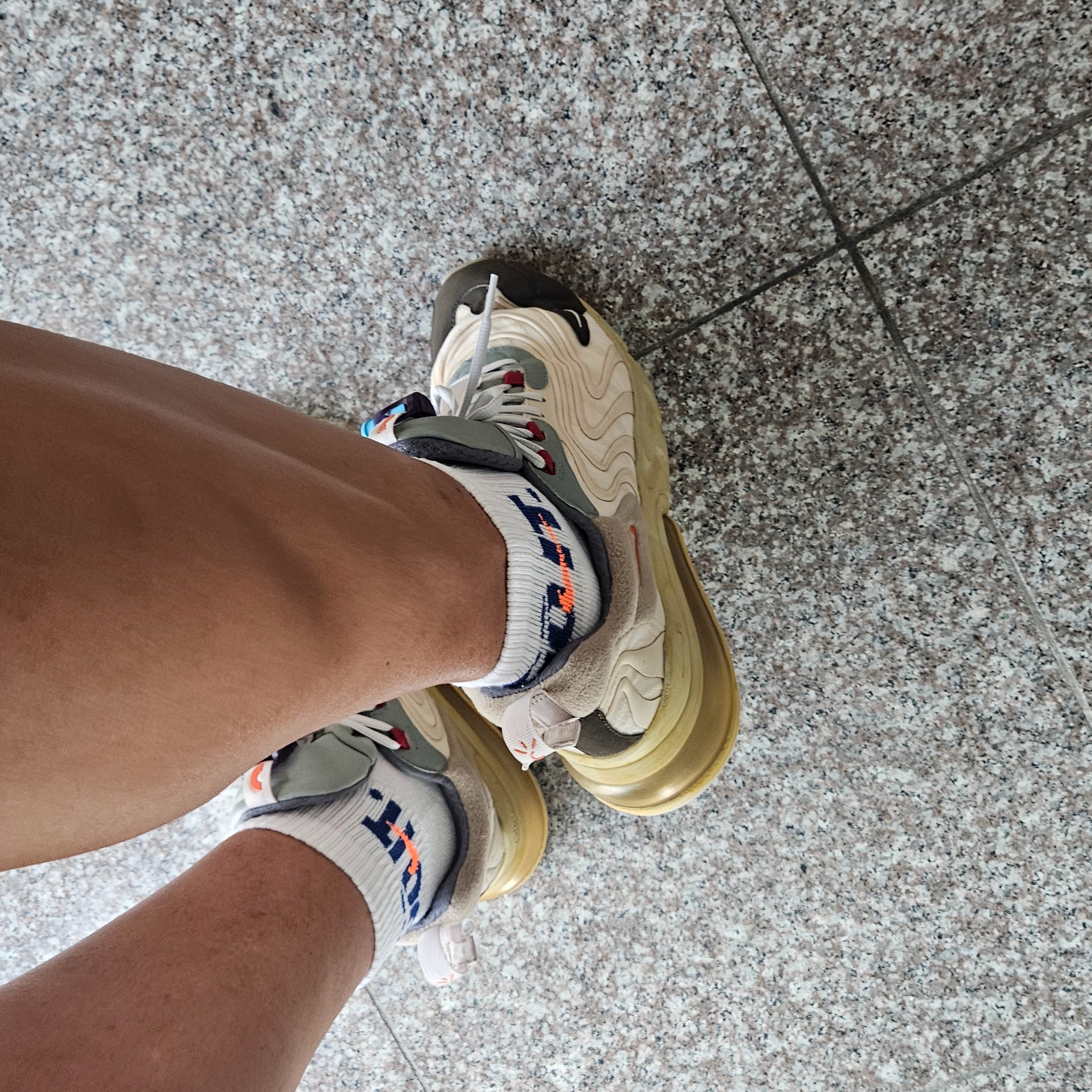 Nike x Travis Scott Air Max 270 React Cactus Trails 착용 스타일 - 4