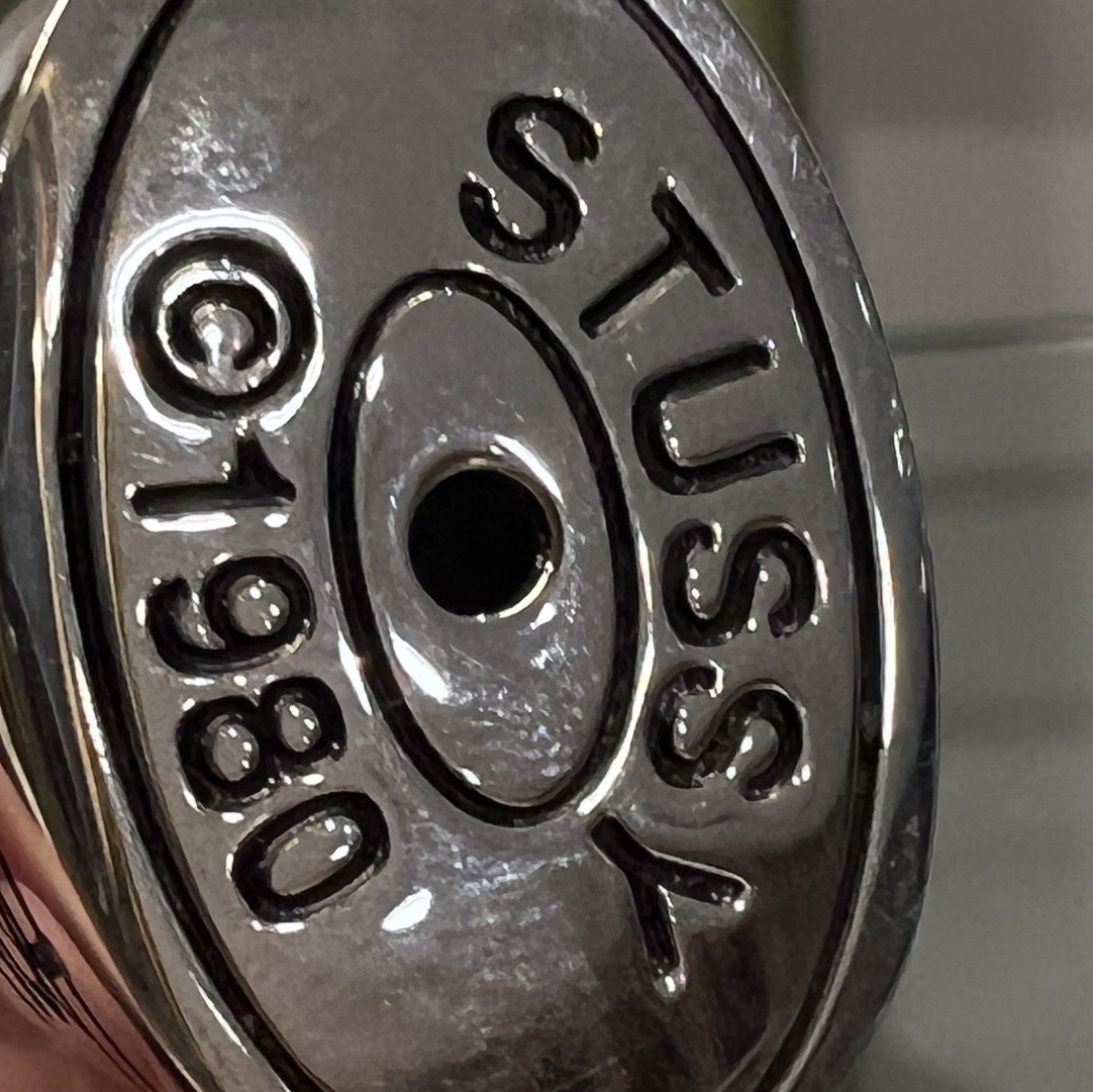 Stussy City Metal Lighter Case Silver 착용 스타일