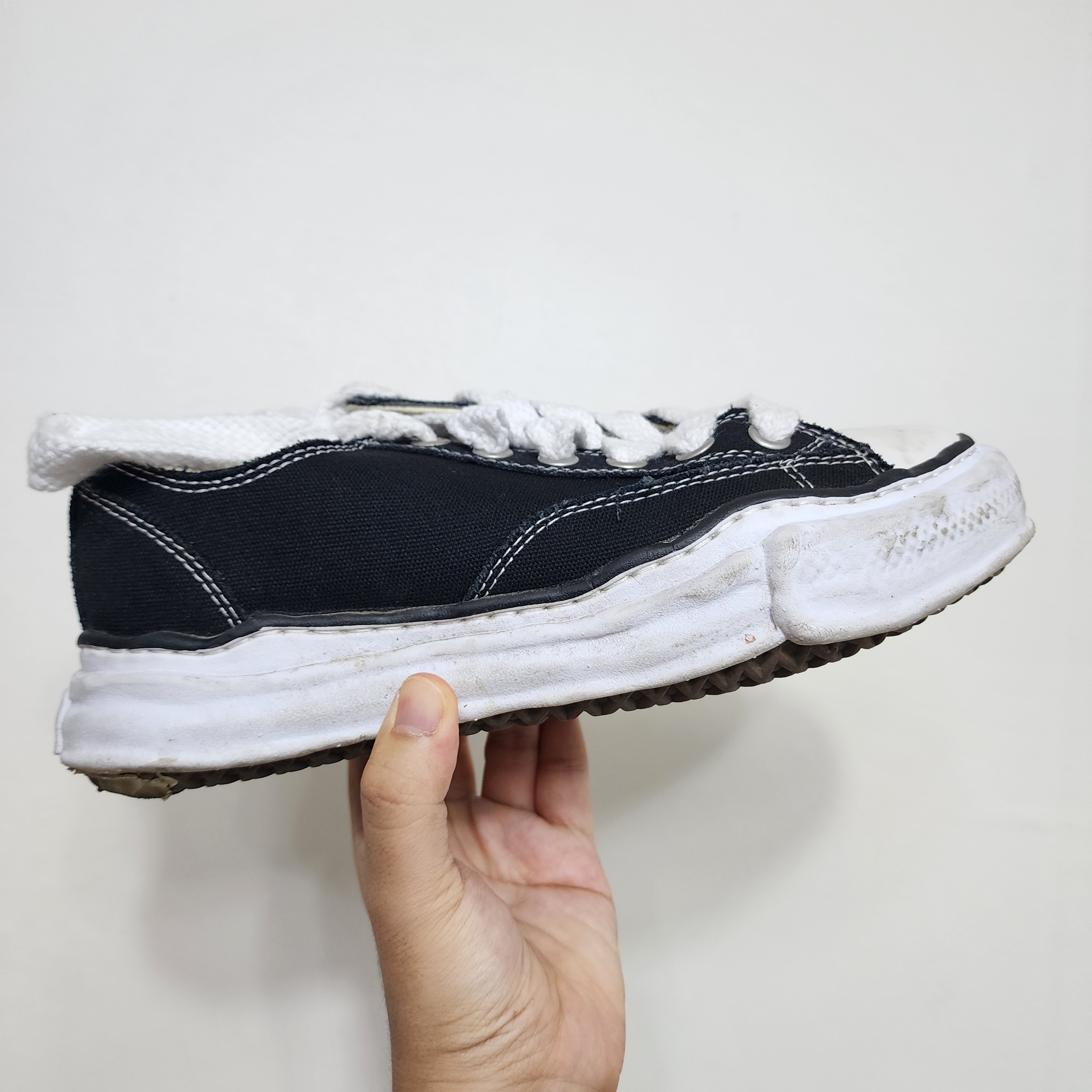 Maison Mihara Yasuhiro Peterson OG Sole Canvas Low Sneakers Black 착용 스타일