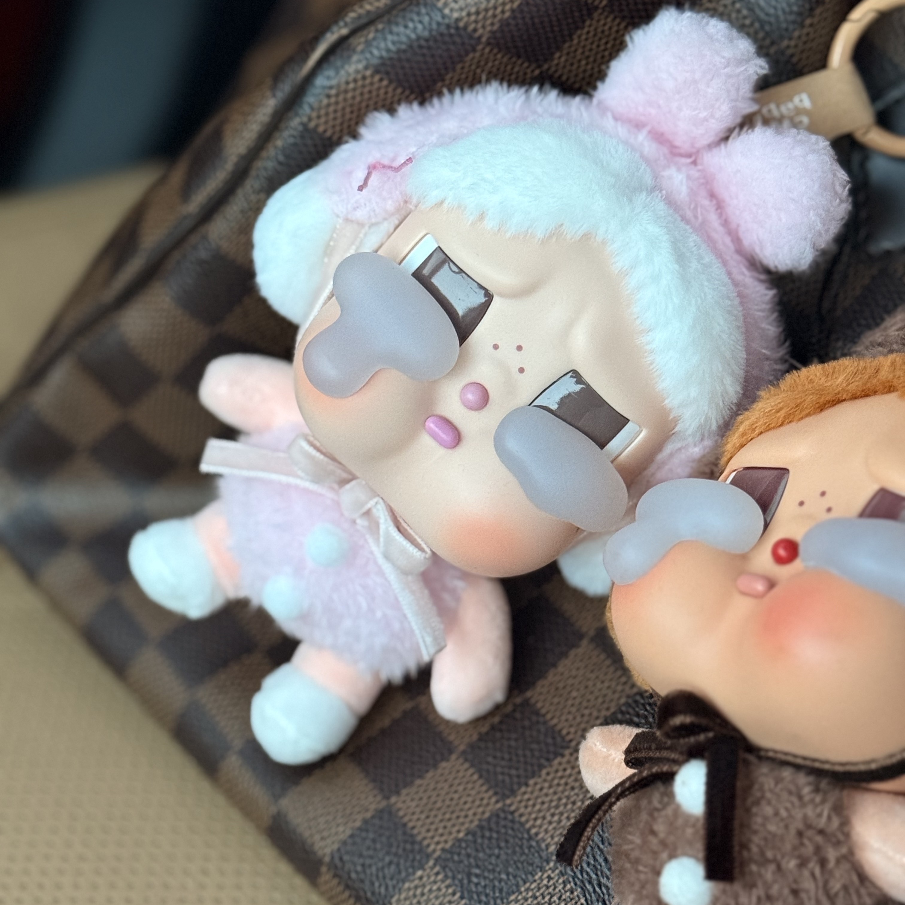 Pop Mart Crybaby Crying Again Series Plush Keyring I'll Give You All My Love (Opened Case) 착용 스타일
