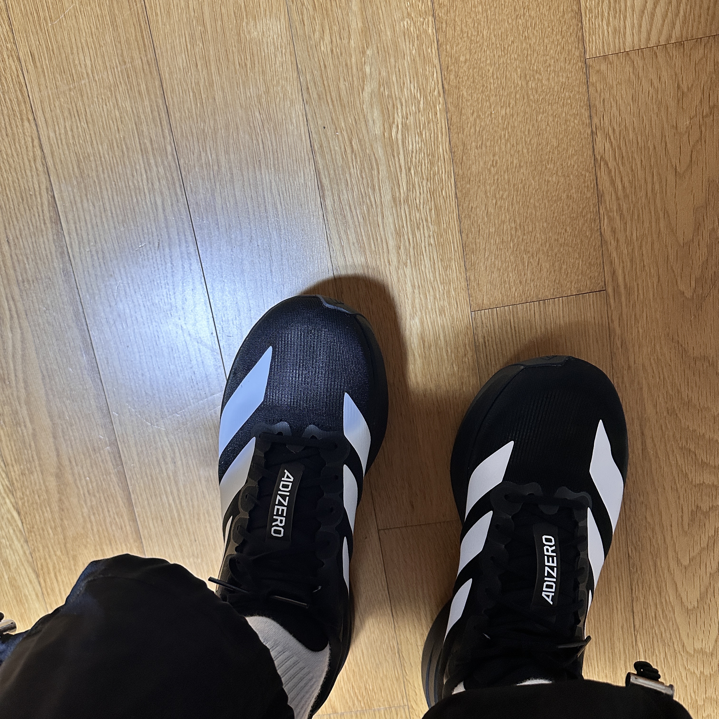 Adidas Adizero EVO SL Core Black Cloud White 착용 스타일 - 2