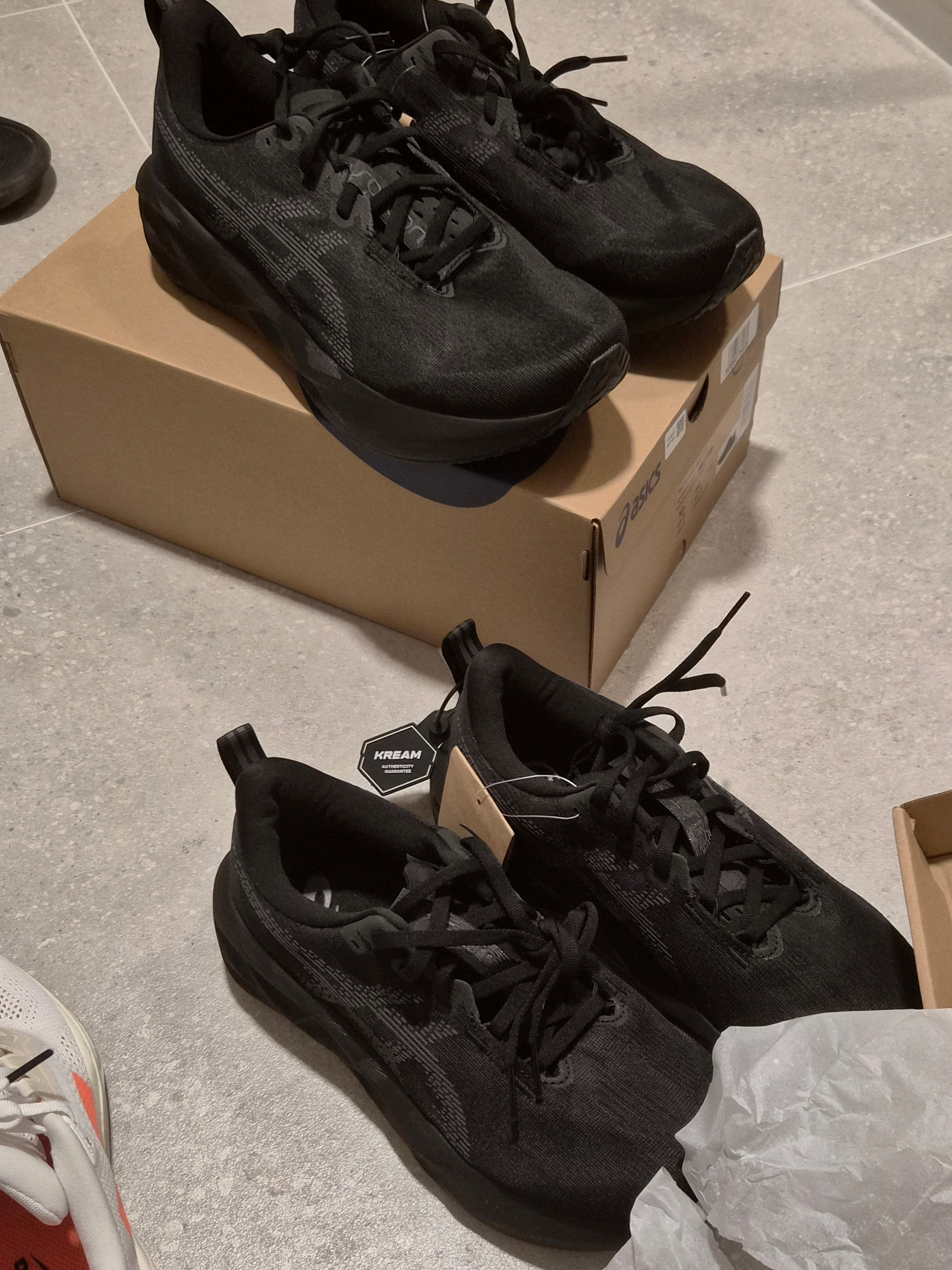 (W) Asics Novablast 5 Black Carrier Grey, Asics Novablast 5 Black Carrier Grey 착용 스타일