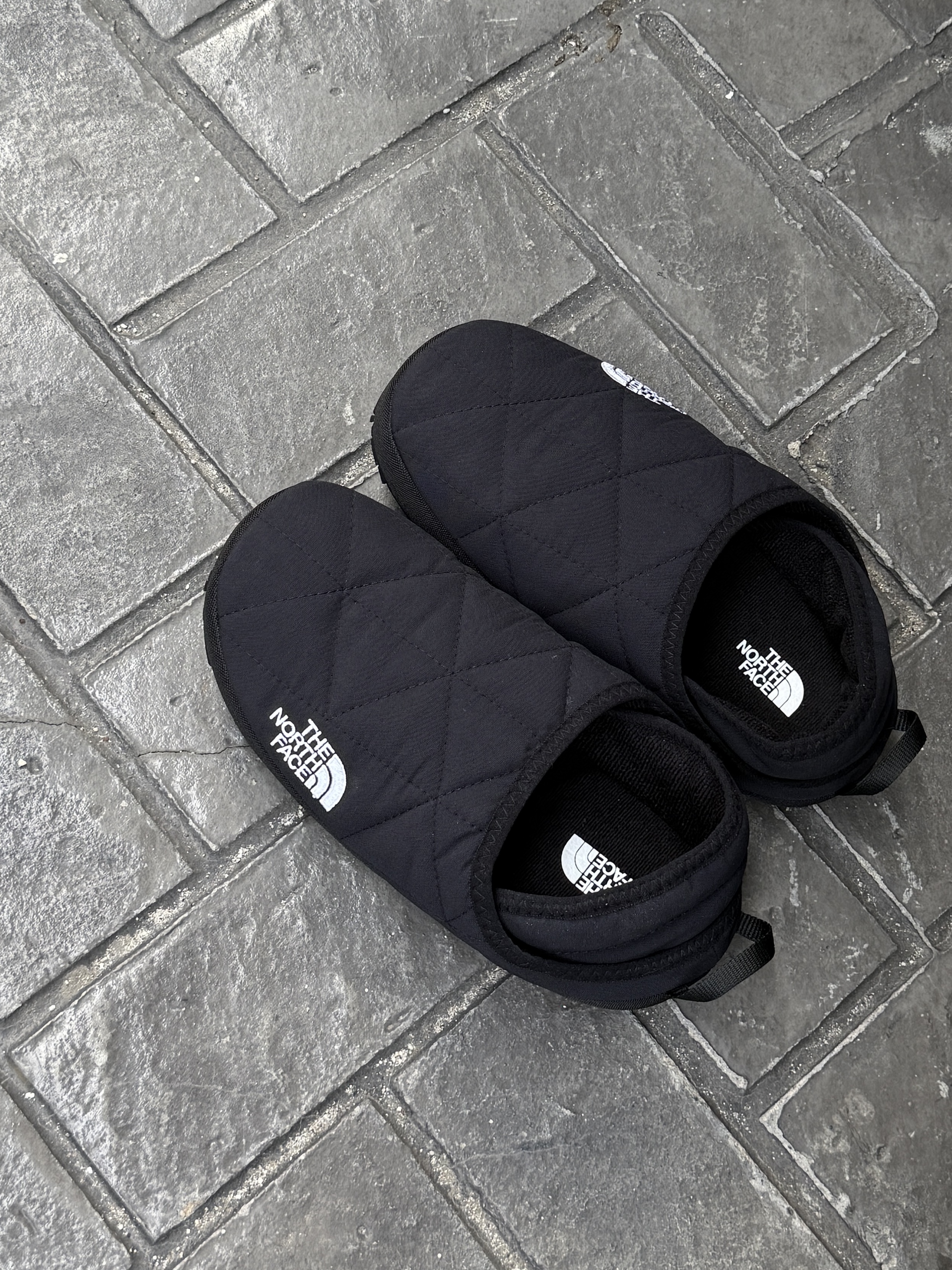 The North Face Nuptse Ex Mule Black 착용 스타일