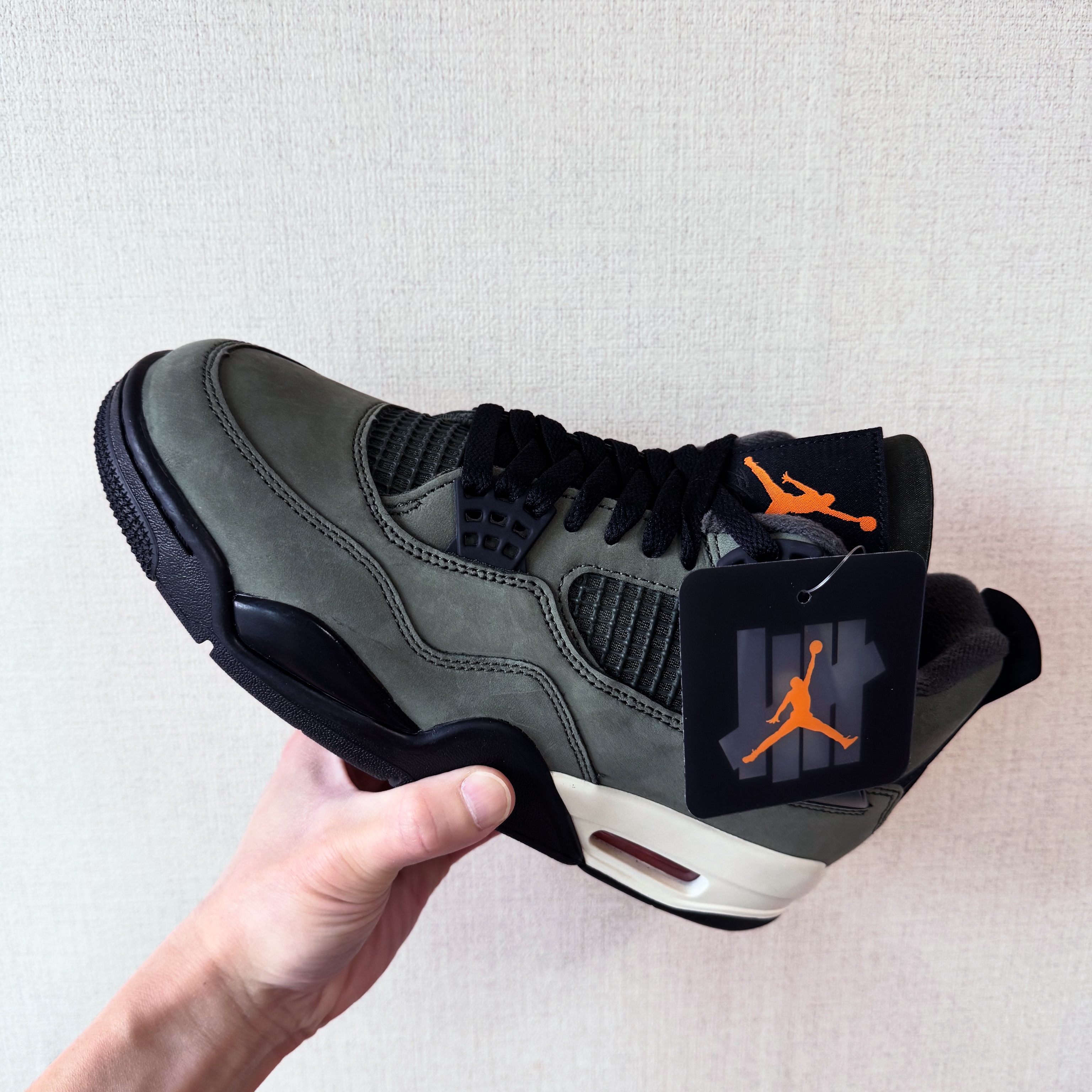Jordan 4 x Undefeated Retro OG SP Deep Green and Clementine 착용 스타일