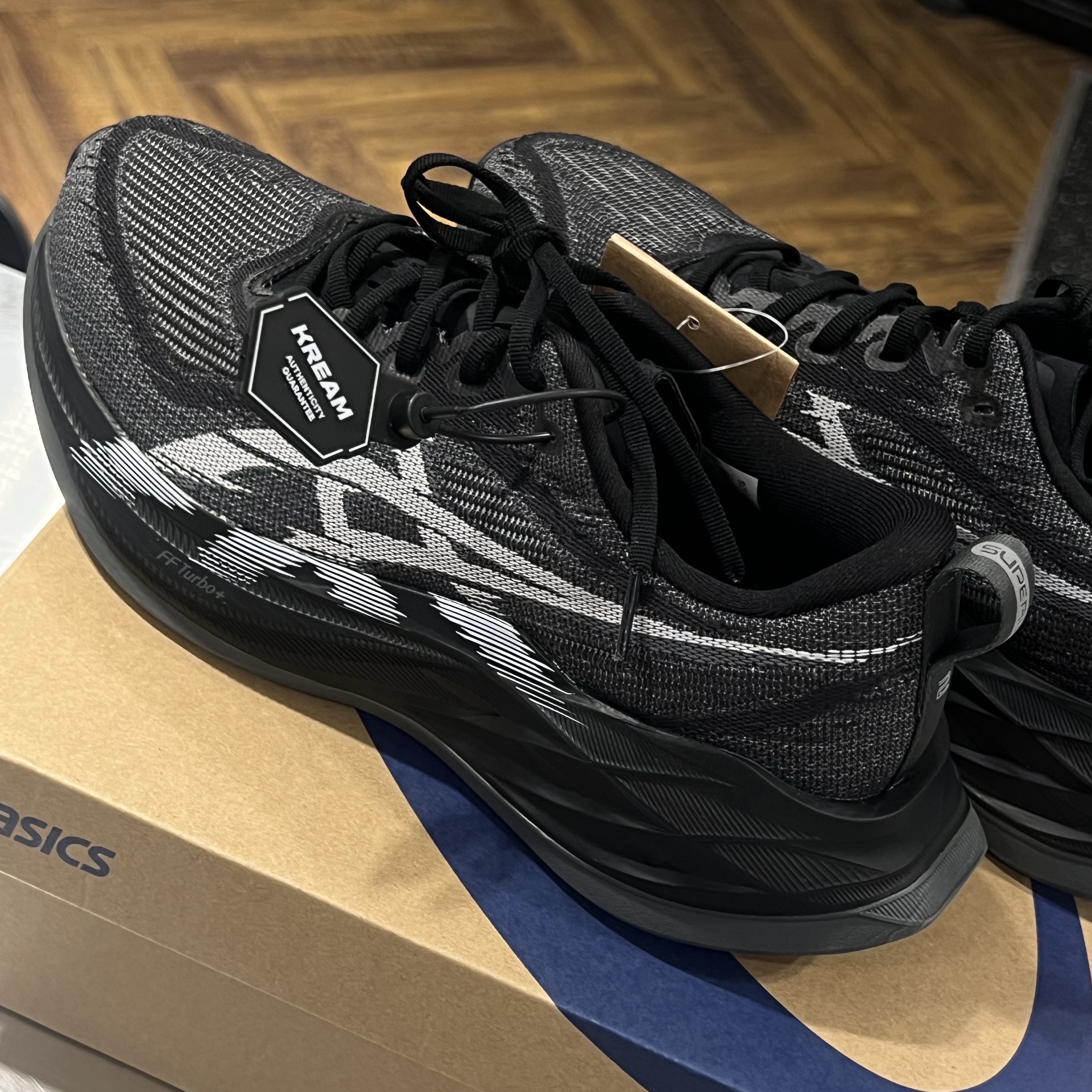 Asics Superblast 2 Black White 착용 스타일 - 1