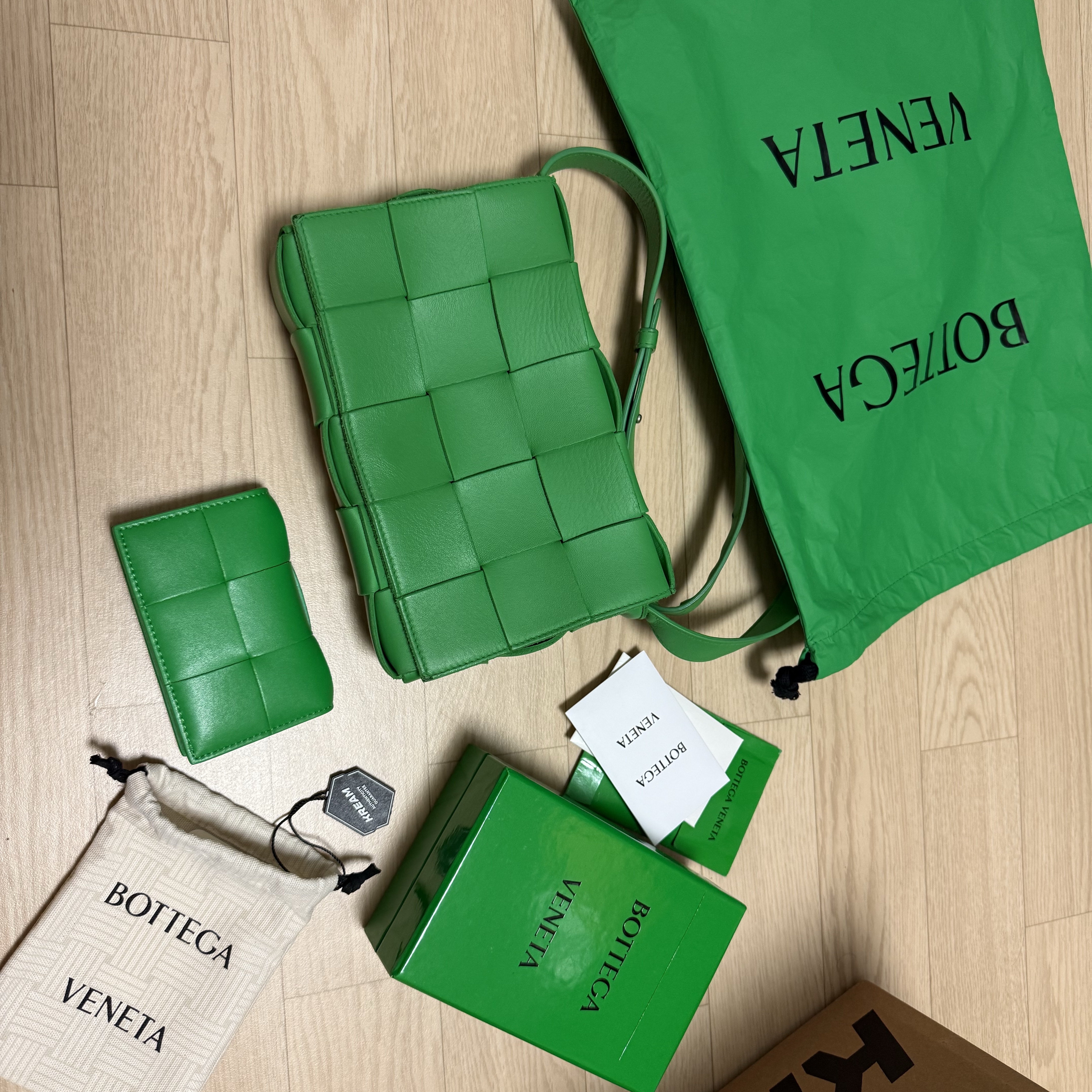 Bottega Veneta Flap Card Case Parakeet 착용 스타일