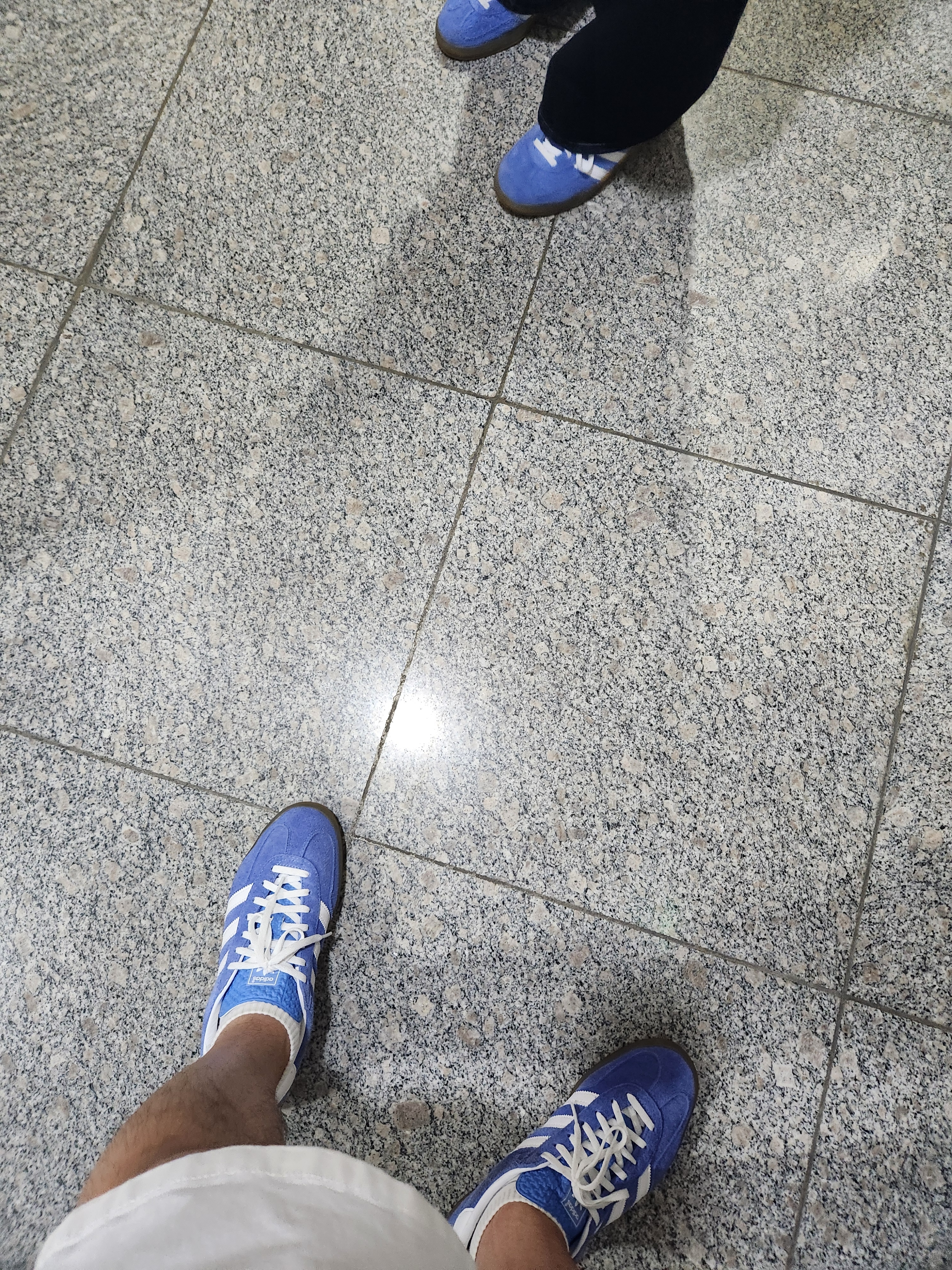 (W) Adidas Gazelle Indoor Blue Fusion Cloud White 착용 스타일