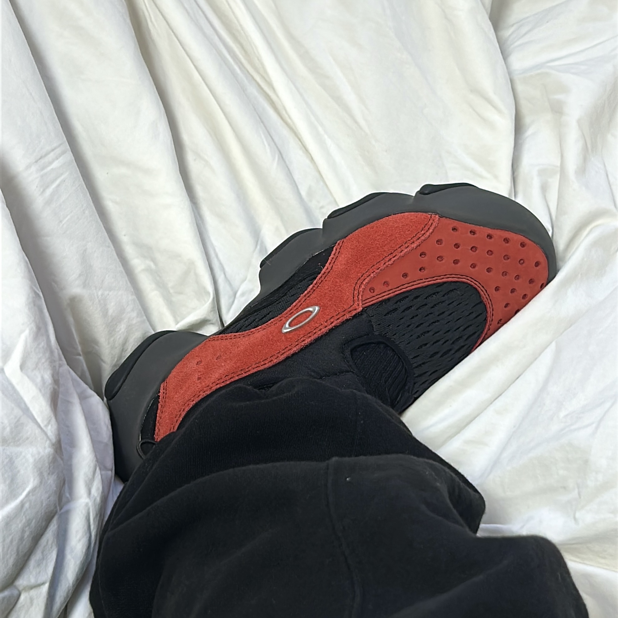 Oakley Factory Team x Brain Dead Suede Flesh Sandal Lava Black 착용 스타일 - 1