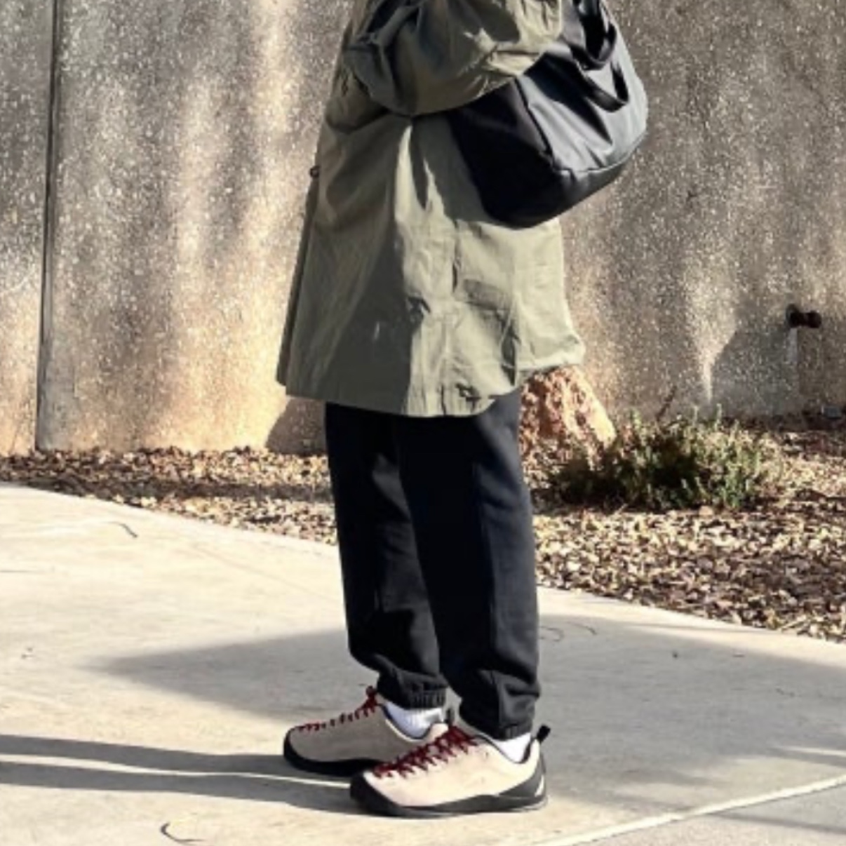 Keen Jasper Suede Sneakers Silver Mink 착용 스타일