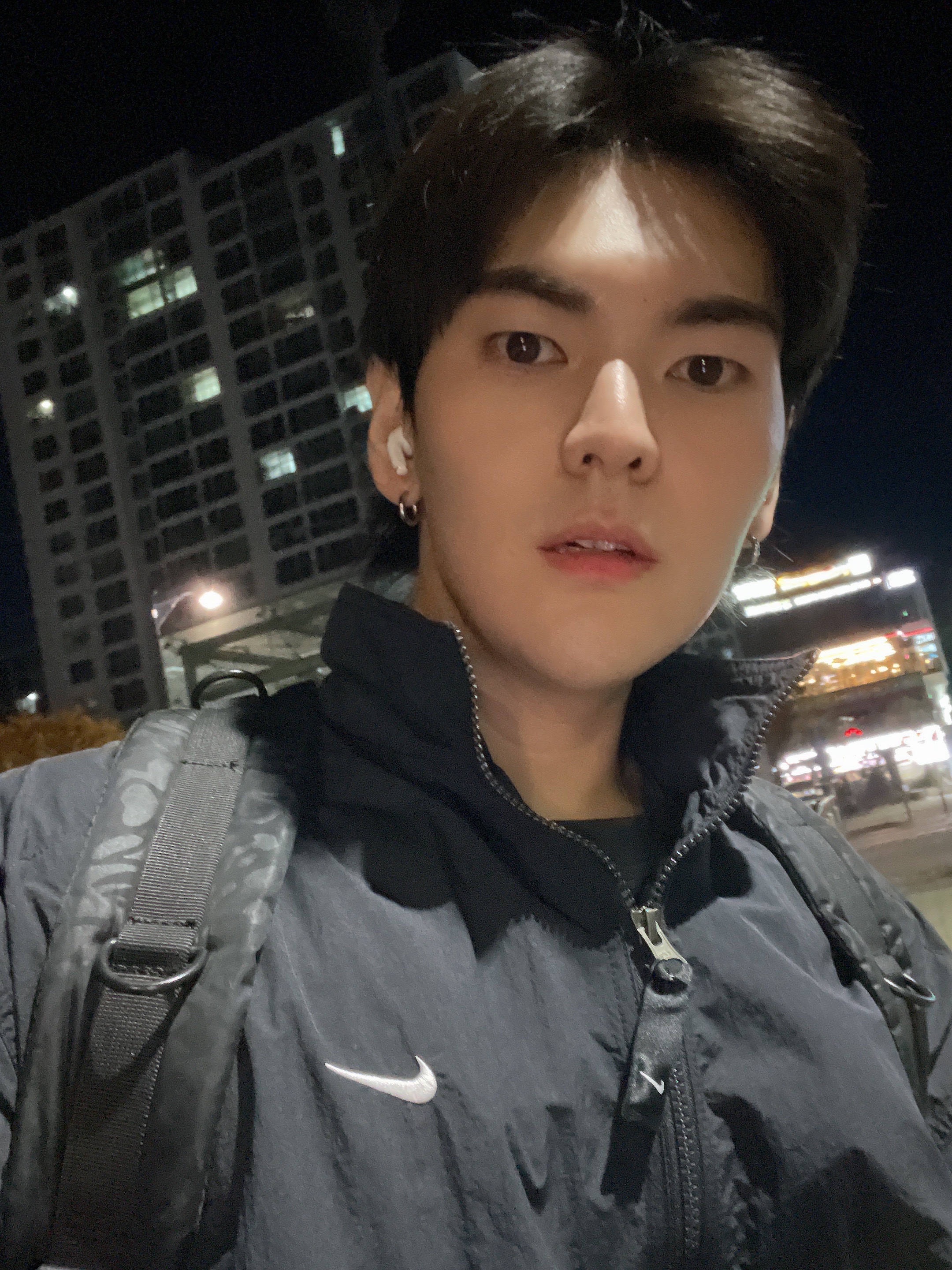 Nike NRG Solo Swoosh Woven Track Jacket Black - Asia, Nike NRG Solo Swoosh Woven Track Pants Black White - Asia 착용 스타일 - 1