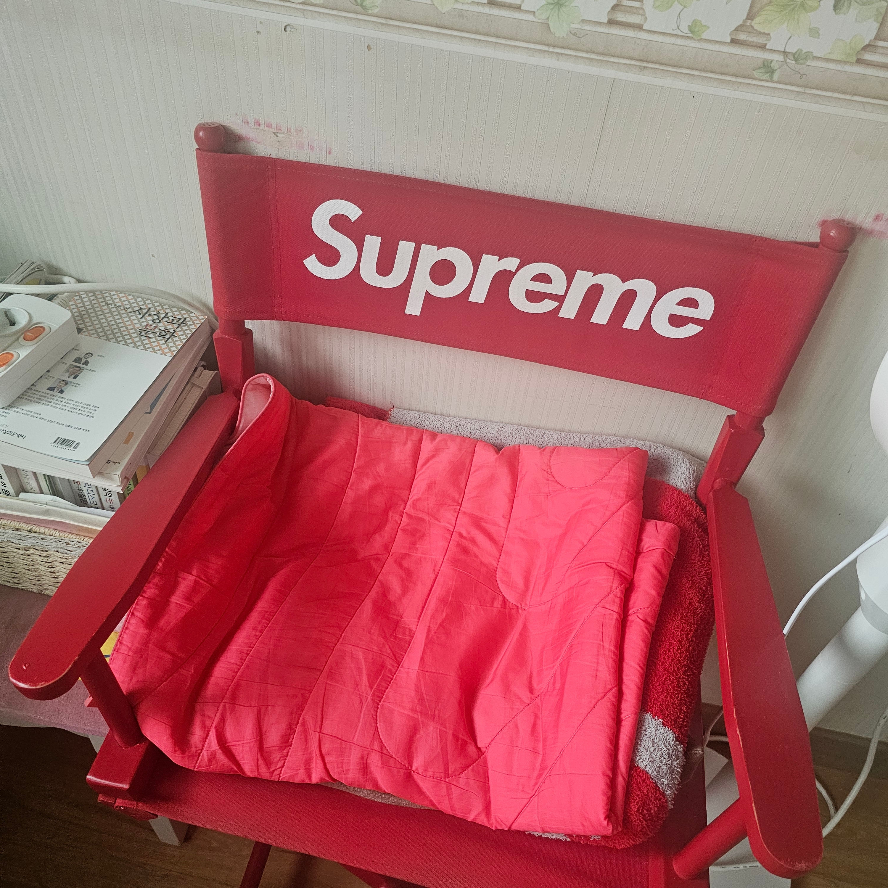 Supreme Director’s Chair Red - 19SS 착용 스타일