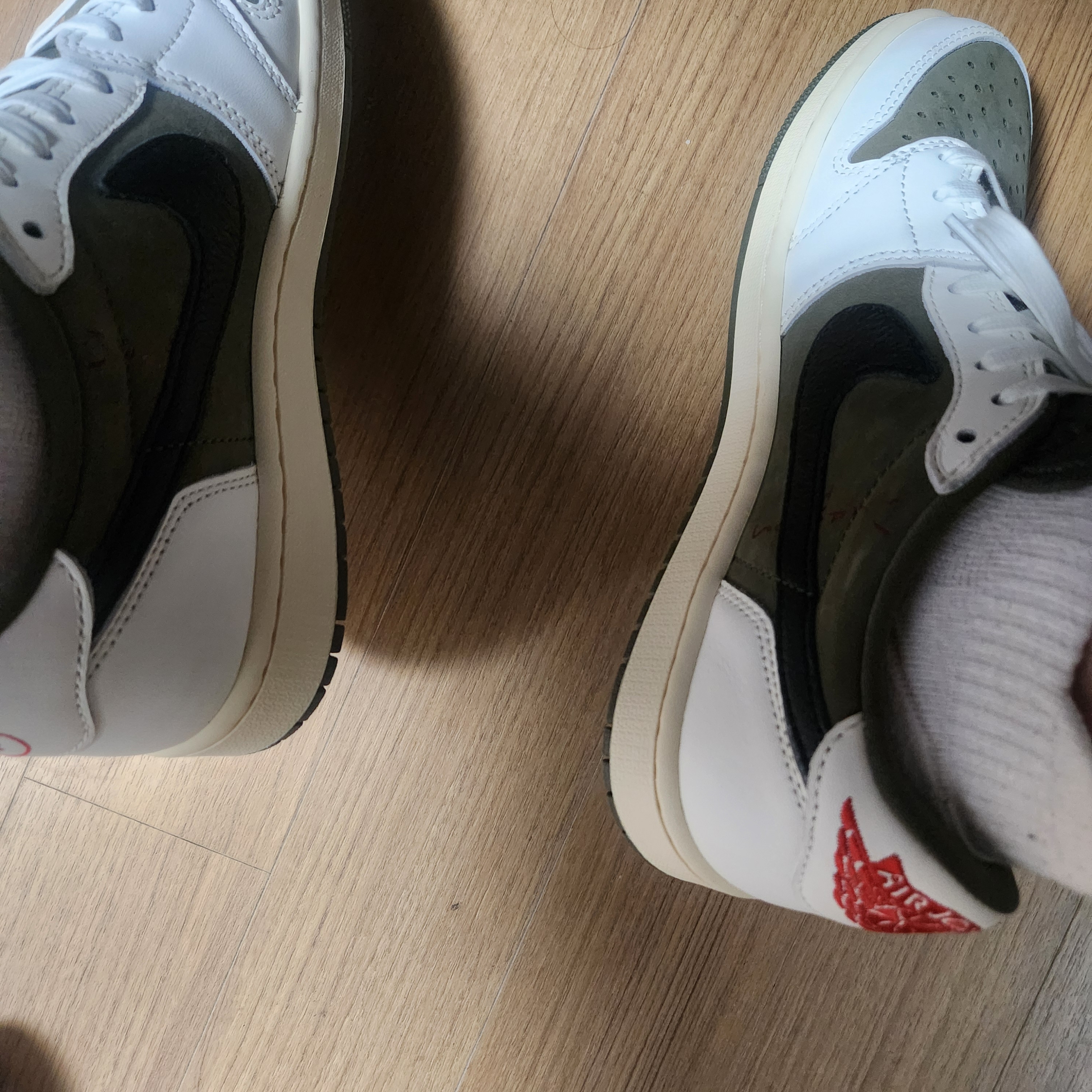 Jordan 1 x Travis Scott Retro Low OG SP Reverse Olive 착용 스타일