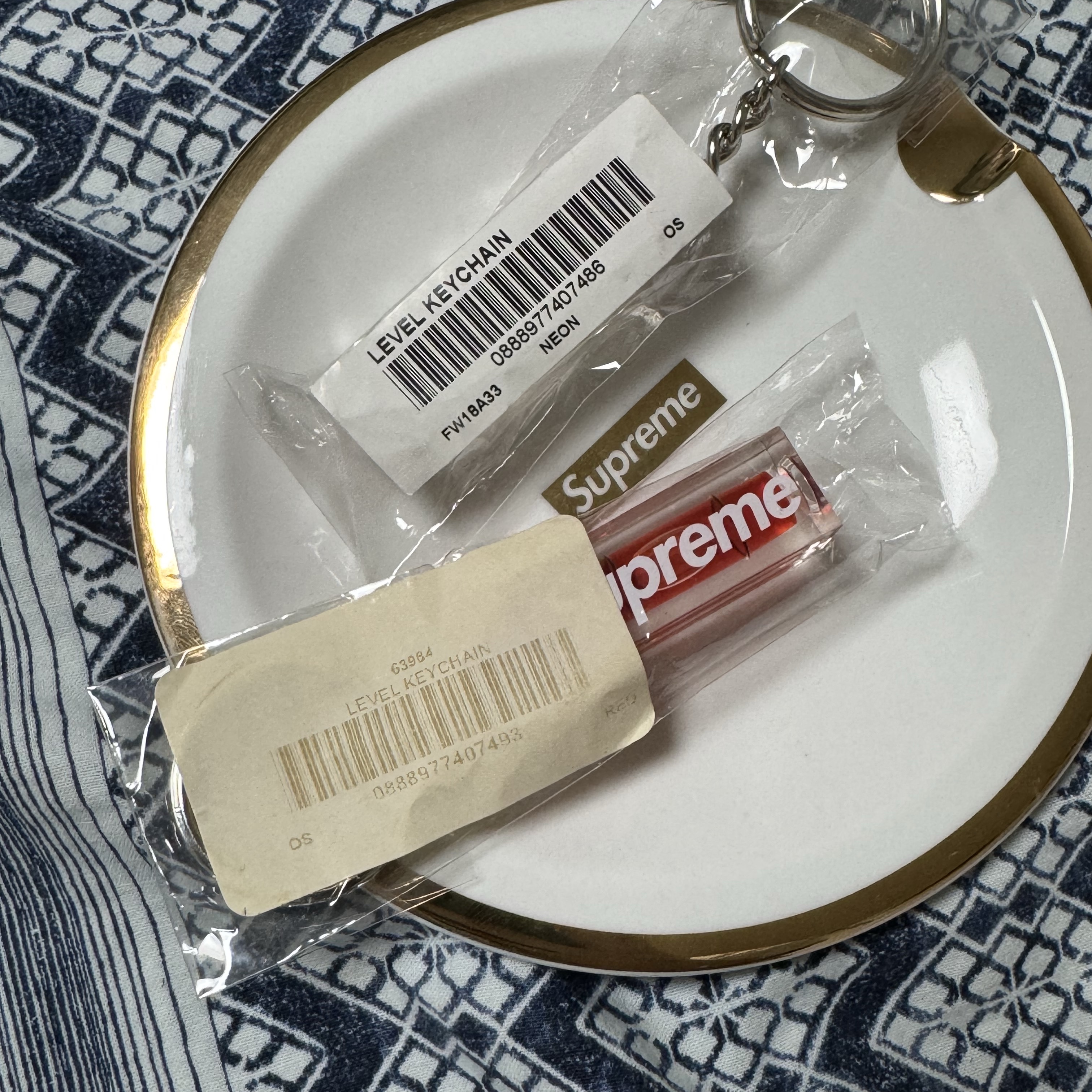 Supreme Level Keychain Red - 18FW 착용 스타일
