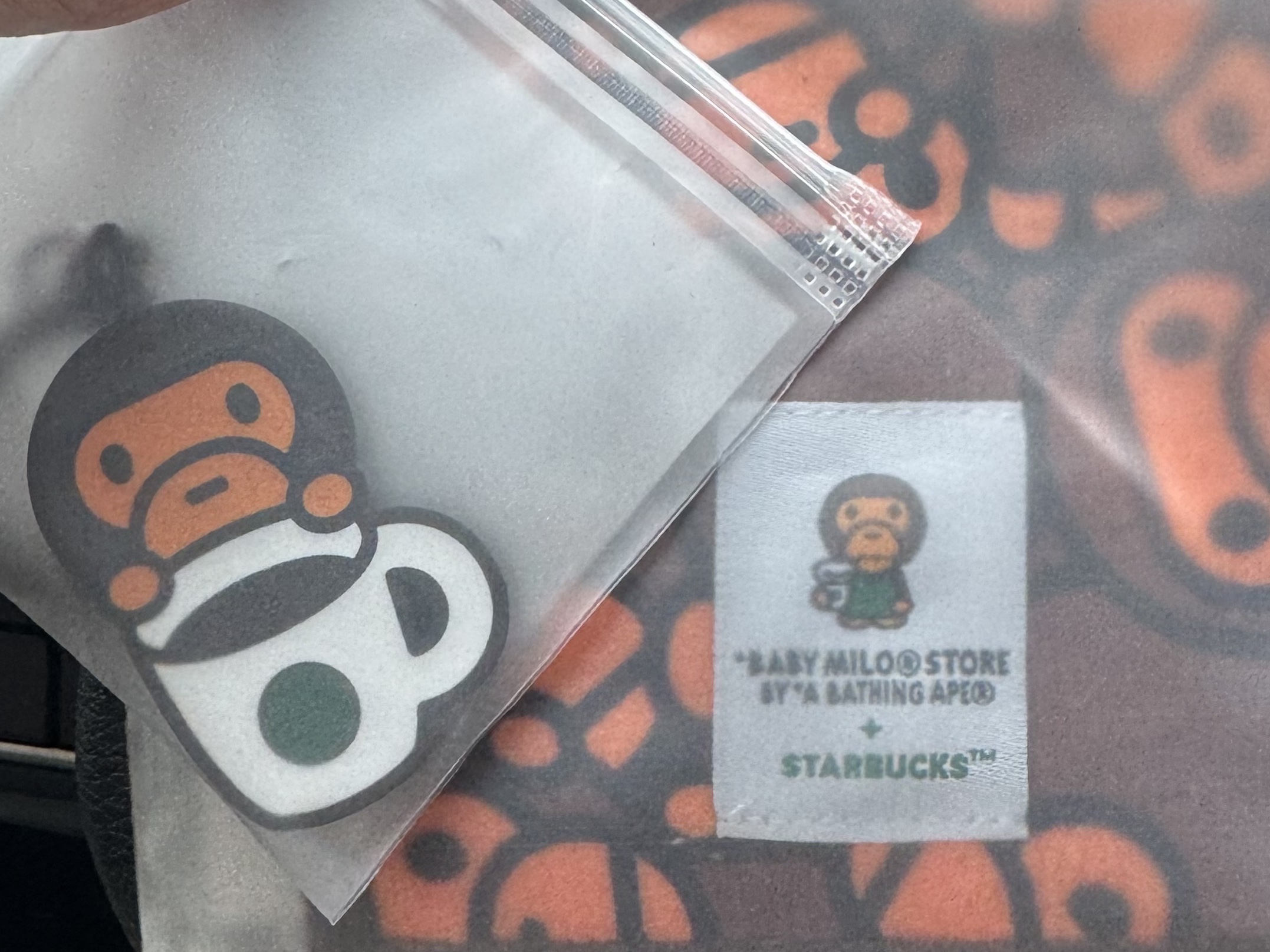 Starbucks x BAPE Baby Milo Coaster, Starbucks x BAPE Baby Milo Keychain 착용 스타일