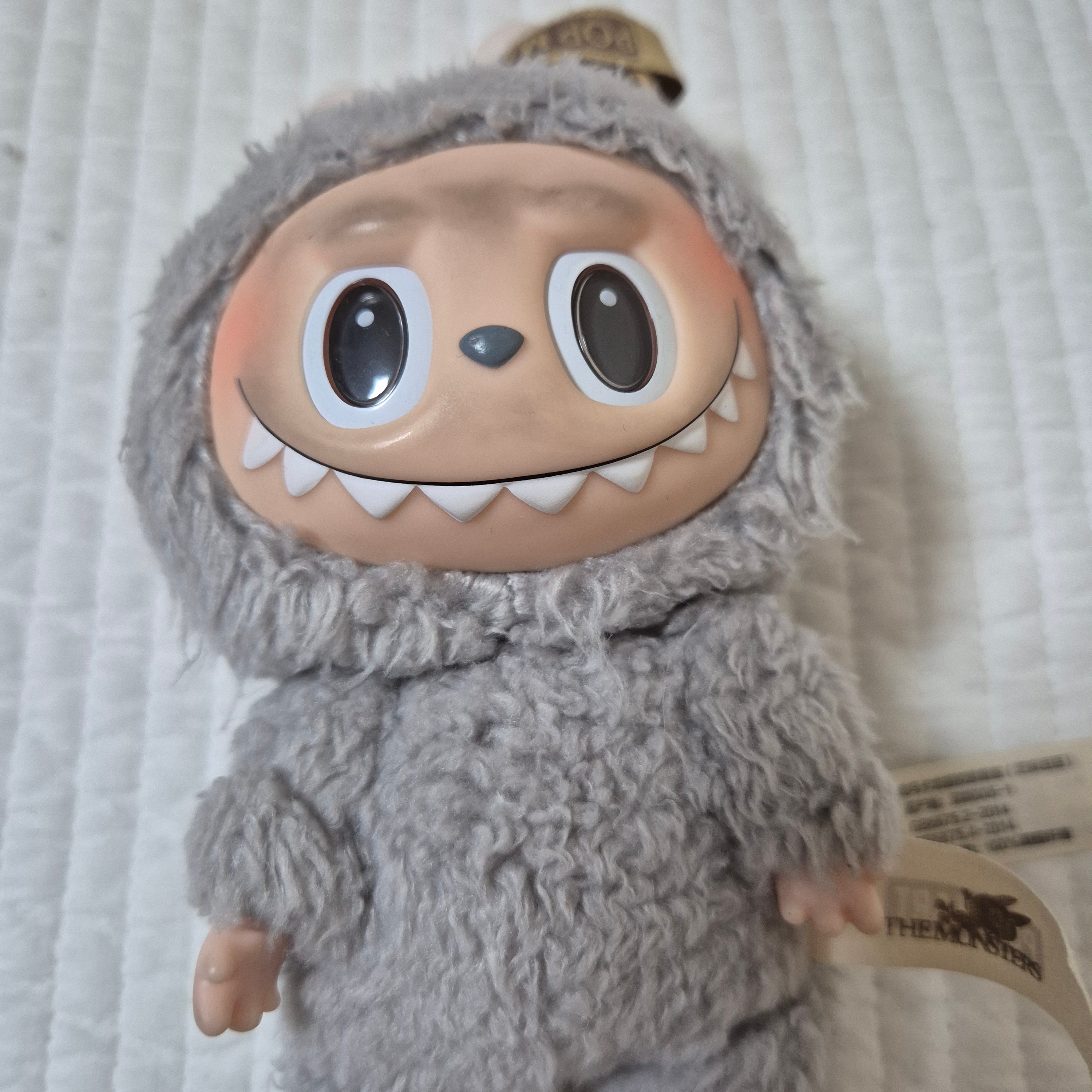 Pop Mart Labubu The Monsters Labubu Tasty Macarons Series Sesame Bean Keyring (Opened Case) 착용 스타일