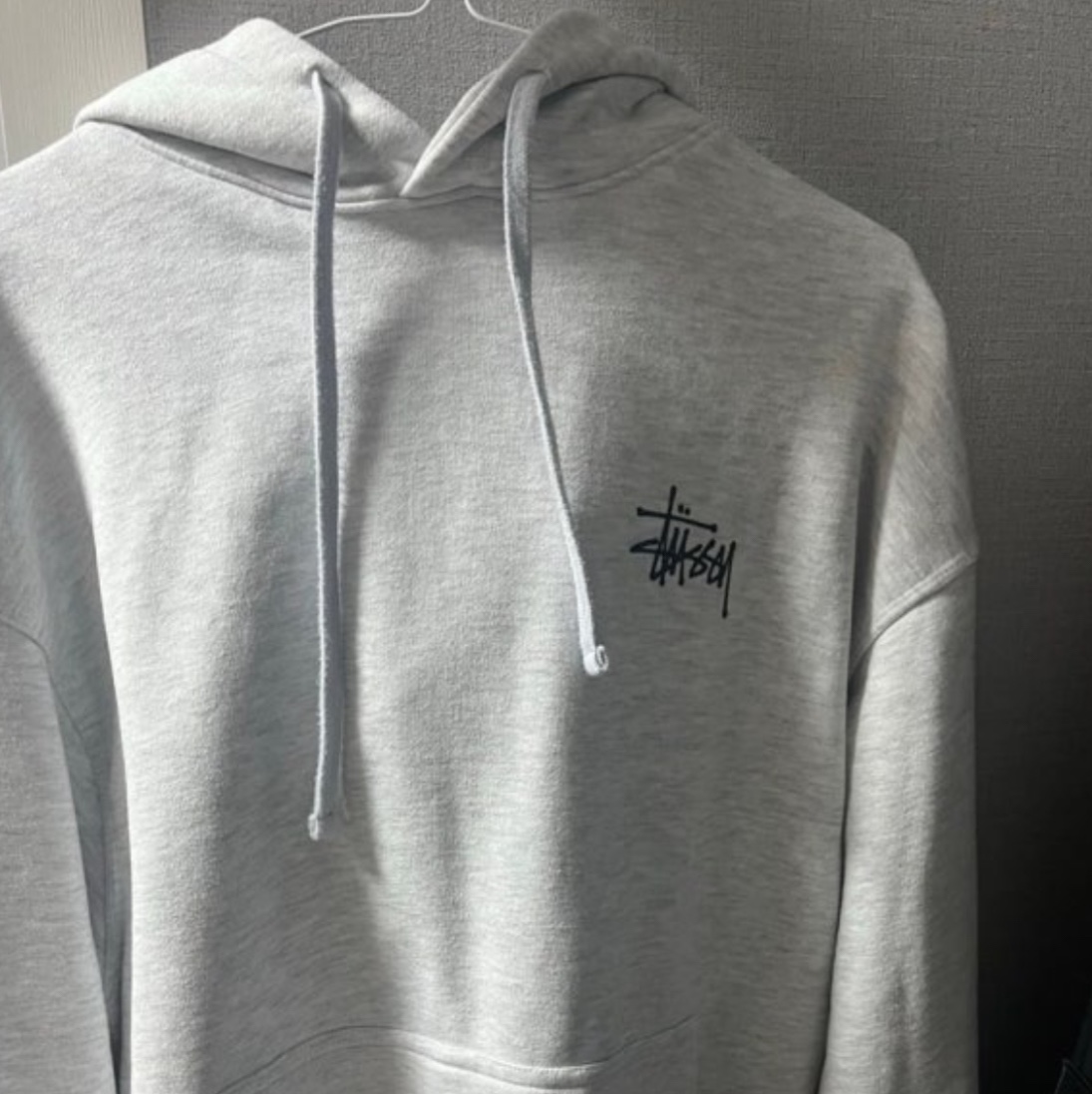 Stussy Contrast Stitch Label Hoodie Grey Heather 착용 스타일