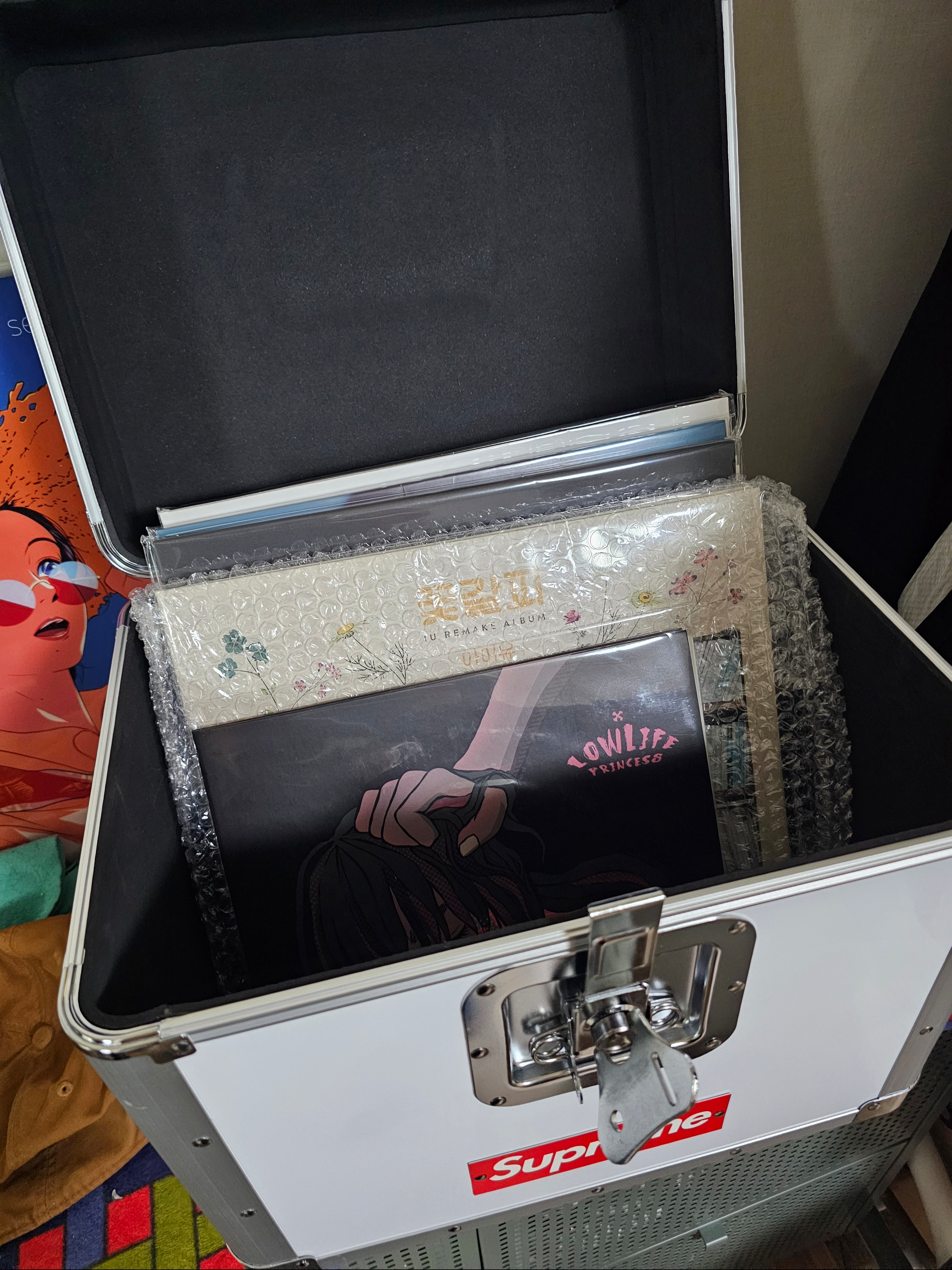 Supreme x Odyssey Record Case White - 25SS 착용 스타일 - 2