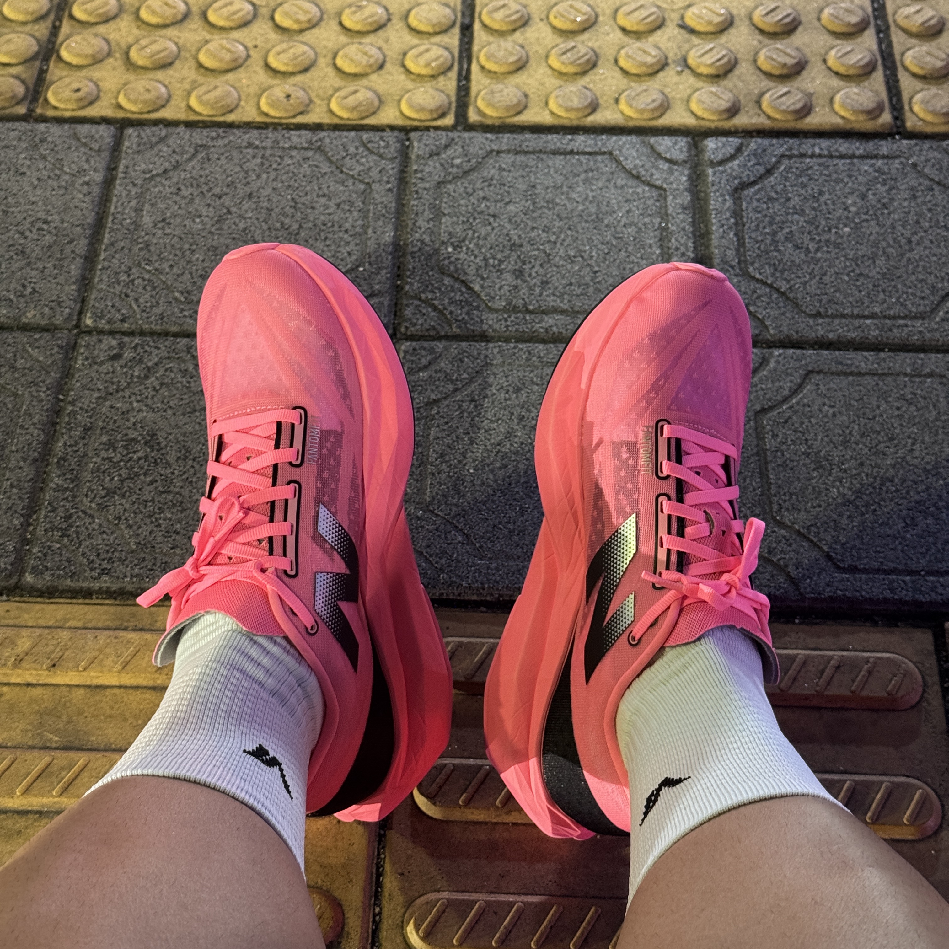 New Balance Fuelcell Rebel v4 Ultra Pink Black - D Standard 착용 스타일