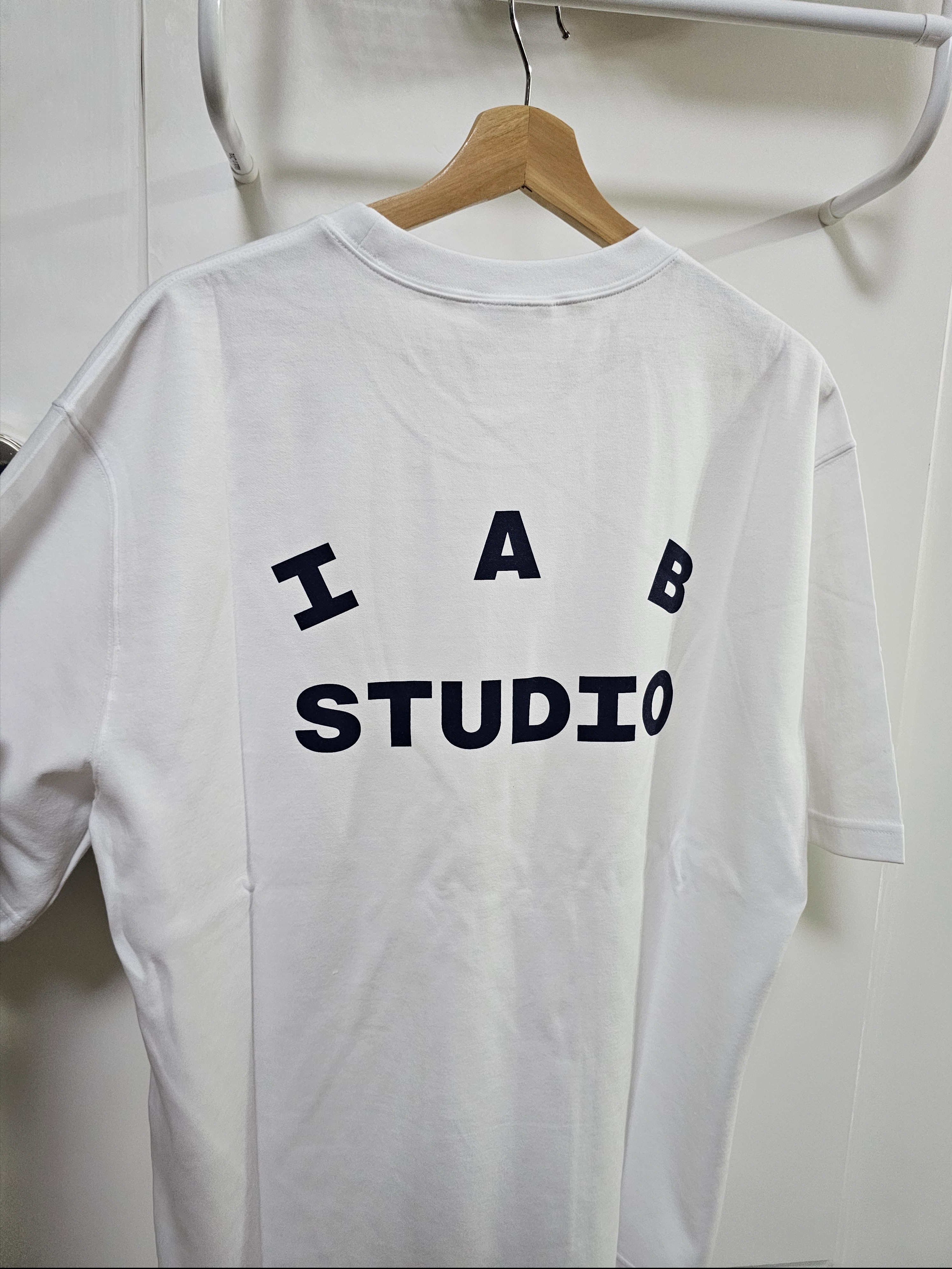 IAB Studio T-Shirt White Navy 착용 스타일 - 2