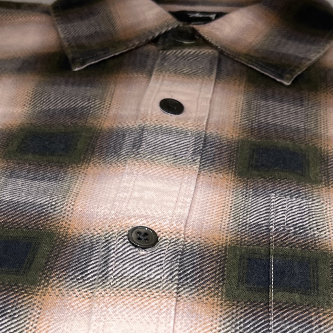 Stussy June Plaid Shirt Rose 착용 스타일