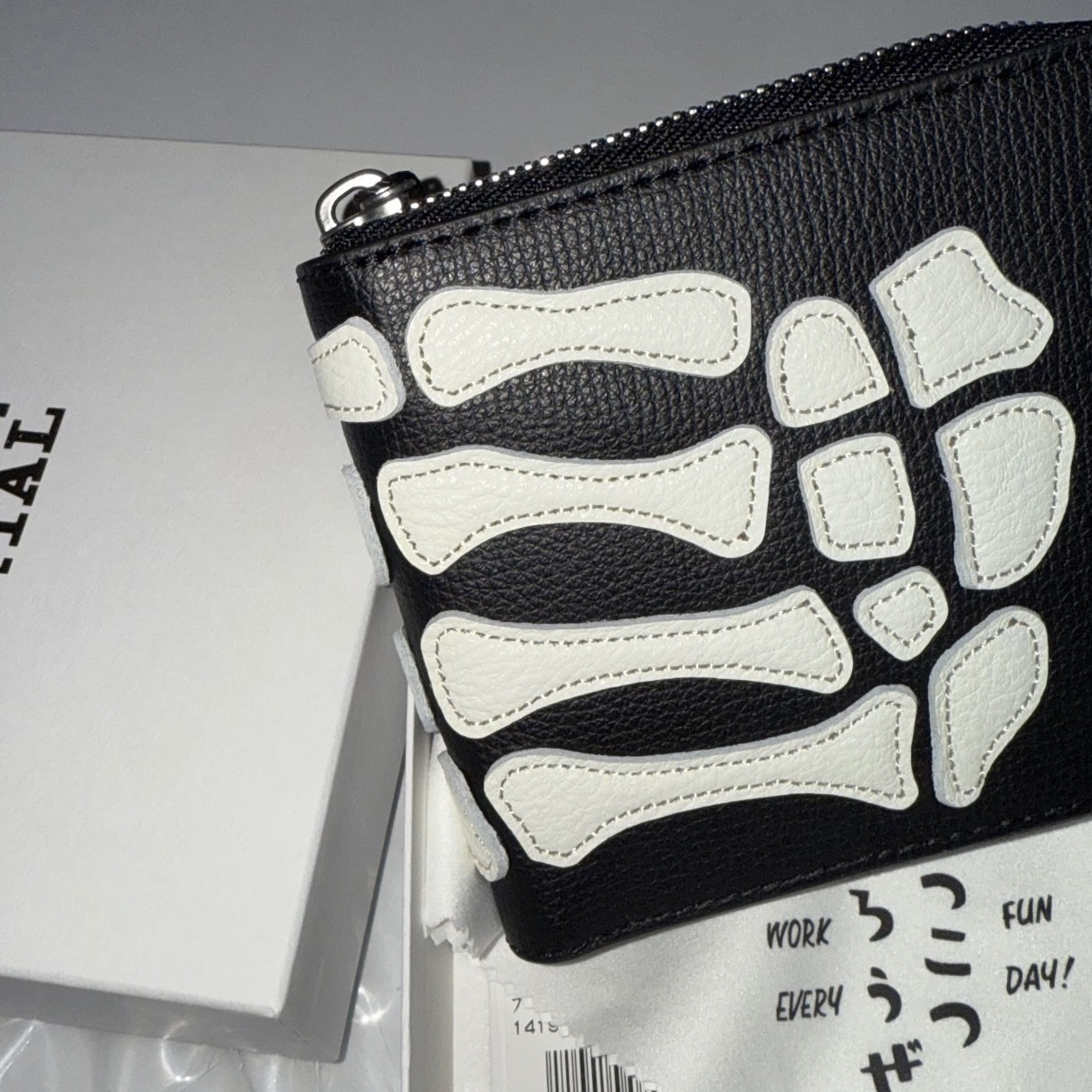 Kapital Thumbs Up Bone Hand Zip Wallet Black 착용 스타일