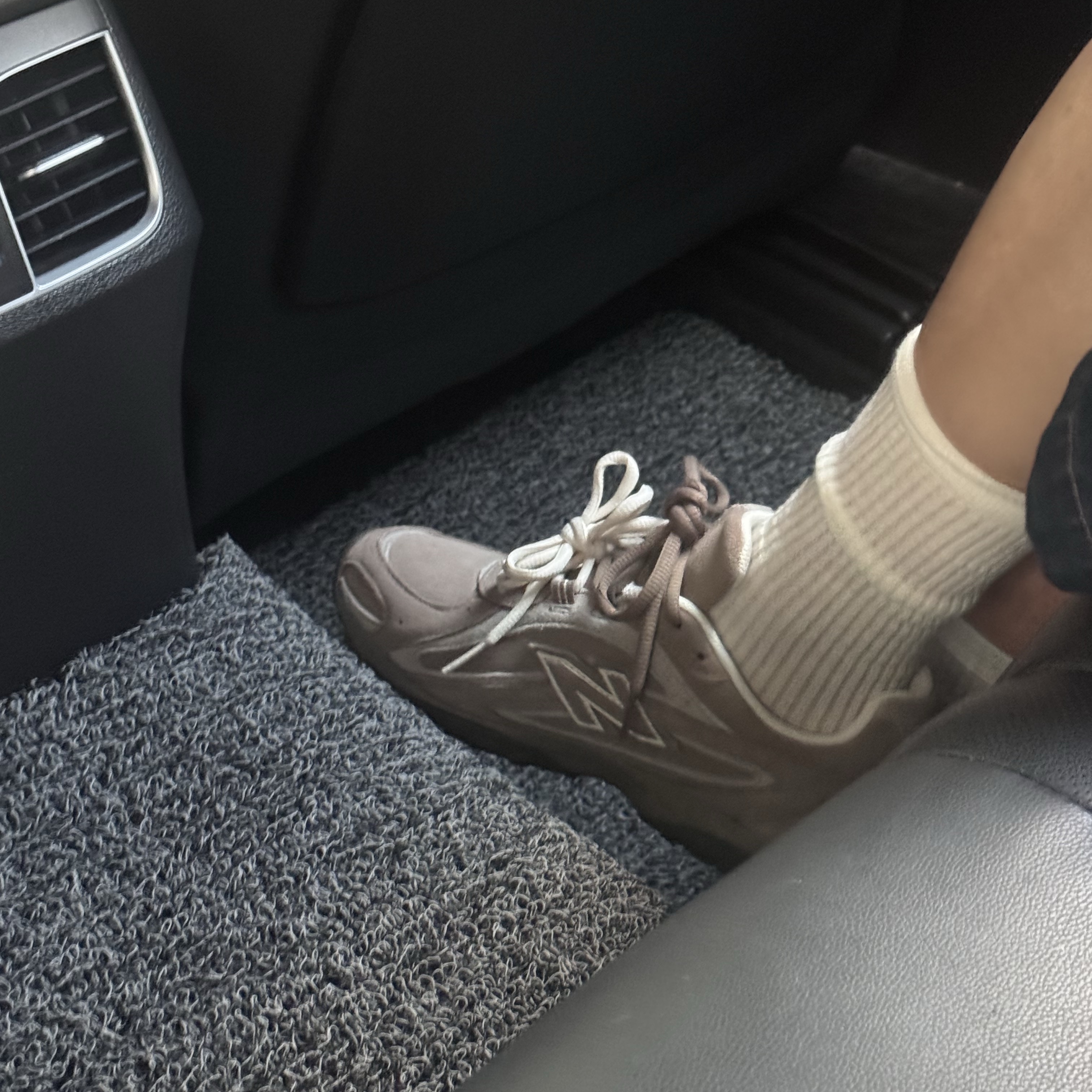 New Balance 204L Suede Mushroom Arid Stone 착용 스타일
