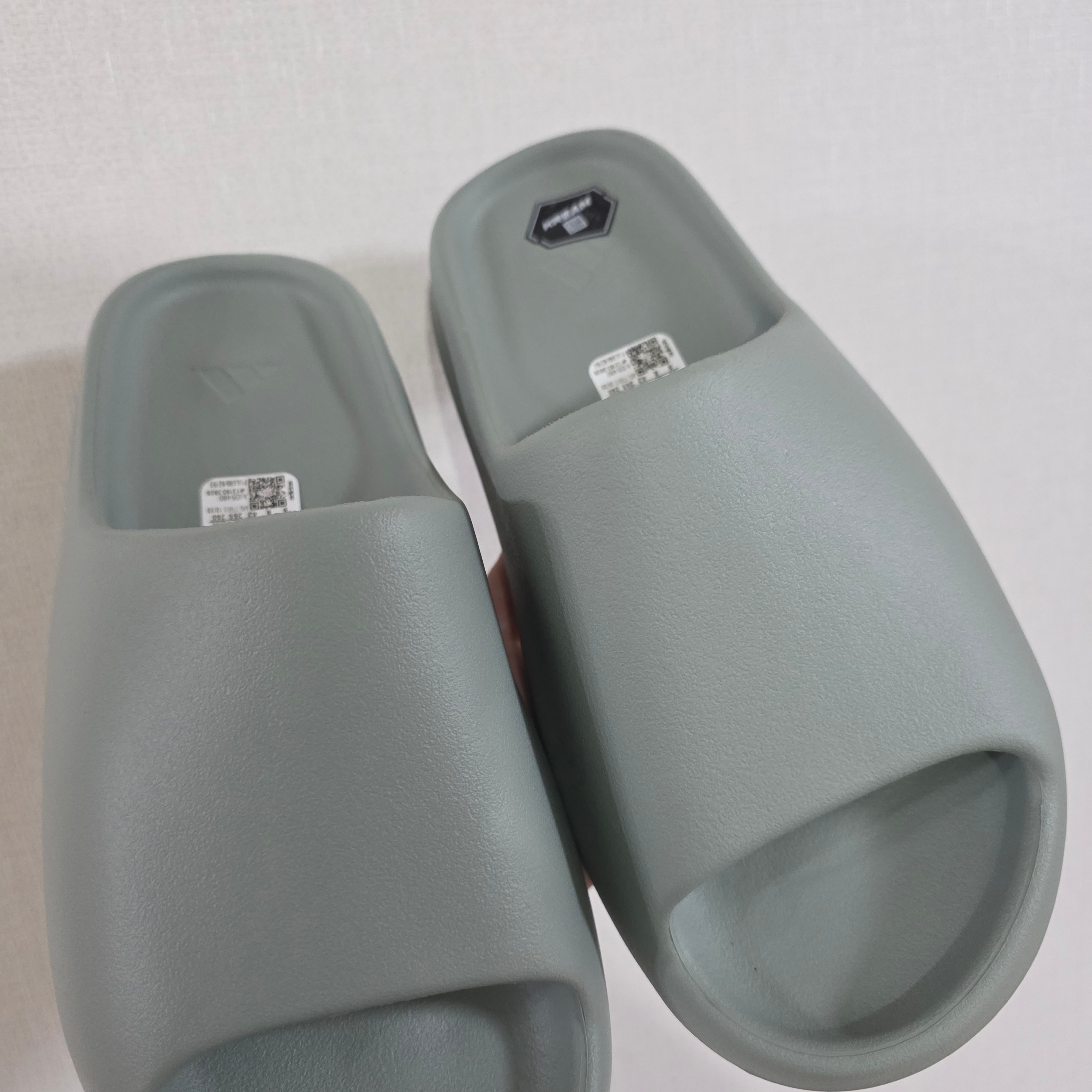 Adidas Yeezy Slide Salt 착용 스타일 - 1