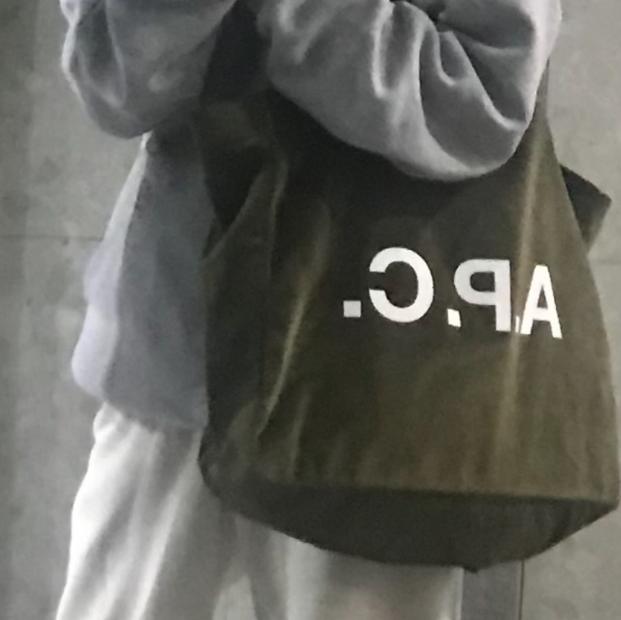 A.P.C. Diane Corduroy Tote Bag Khaki 착용 스타일