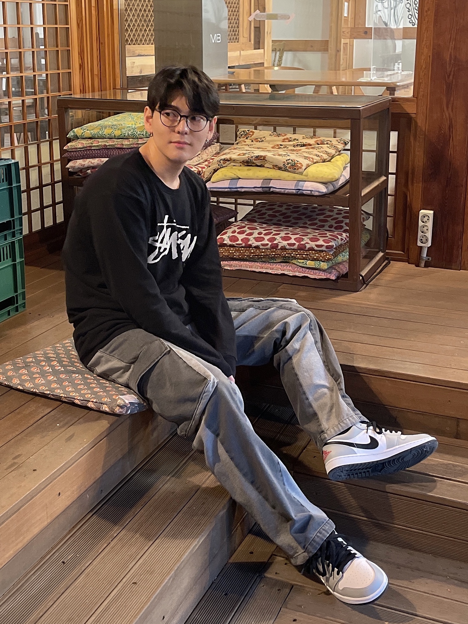 Jordan 1 Low Light Smoke Grey, Stussy Basic Stussy LS T-Shirt Black 착용 스타일 - 1