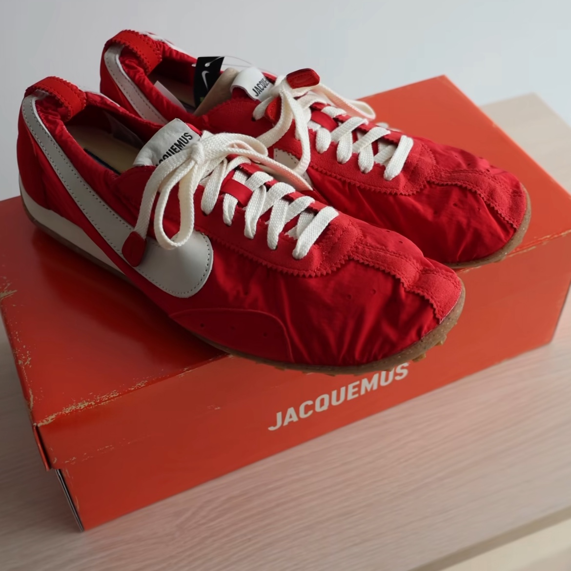 Nike x Jacquemus Moon Shoe SP University Red and Bicycle Yellow, Nike x Jacquemus Moon Shoe SP Off Noir Cashmere 착용 스타일 - 5