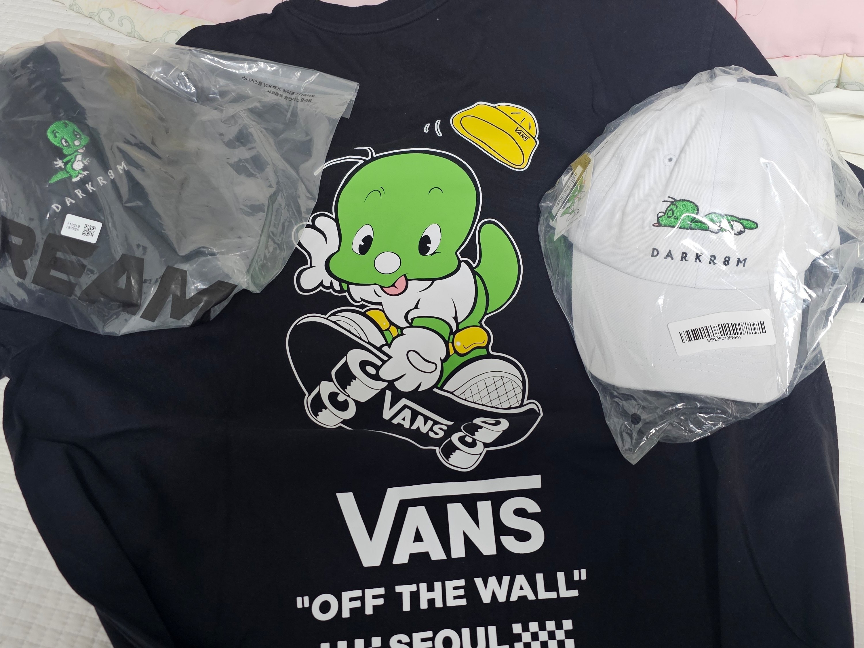 Darkr8m Studio x Dooly Dooly Ball Cap Black, Darkr8m Studio x Dooly Dooly Ball Cap White 착용 스타일