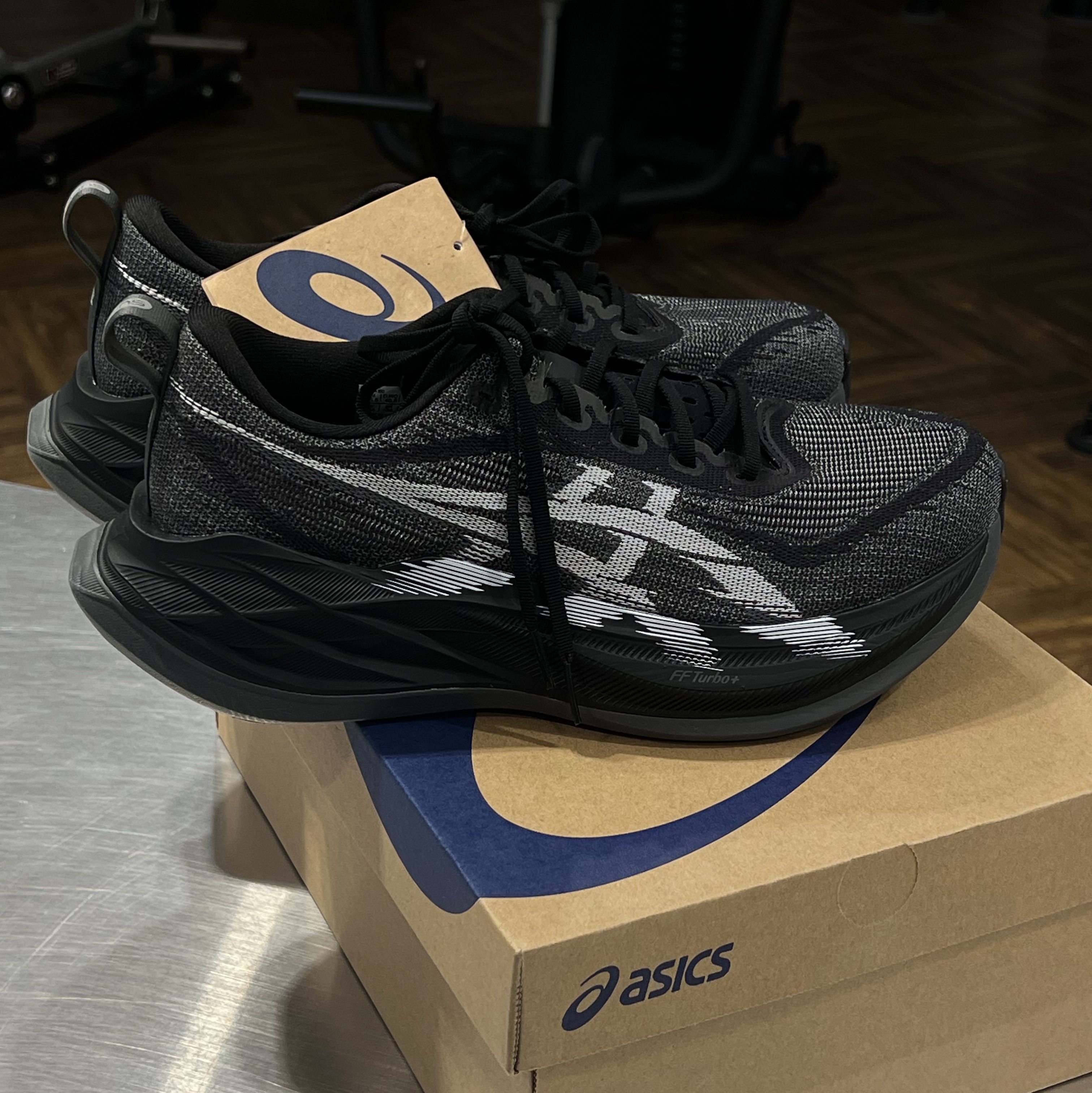 Asics Superblast 2 Black White 착용 스타일 - 3