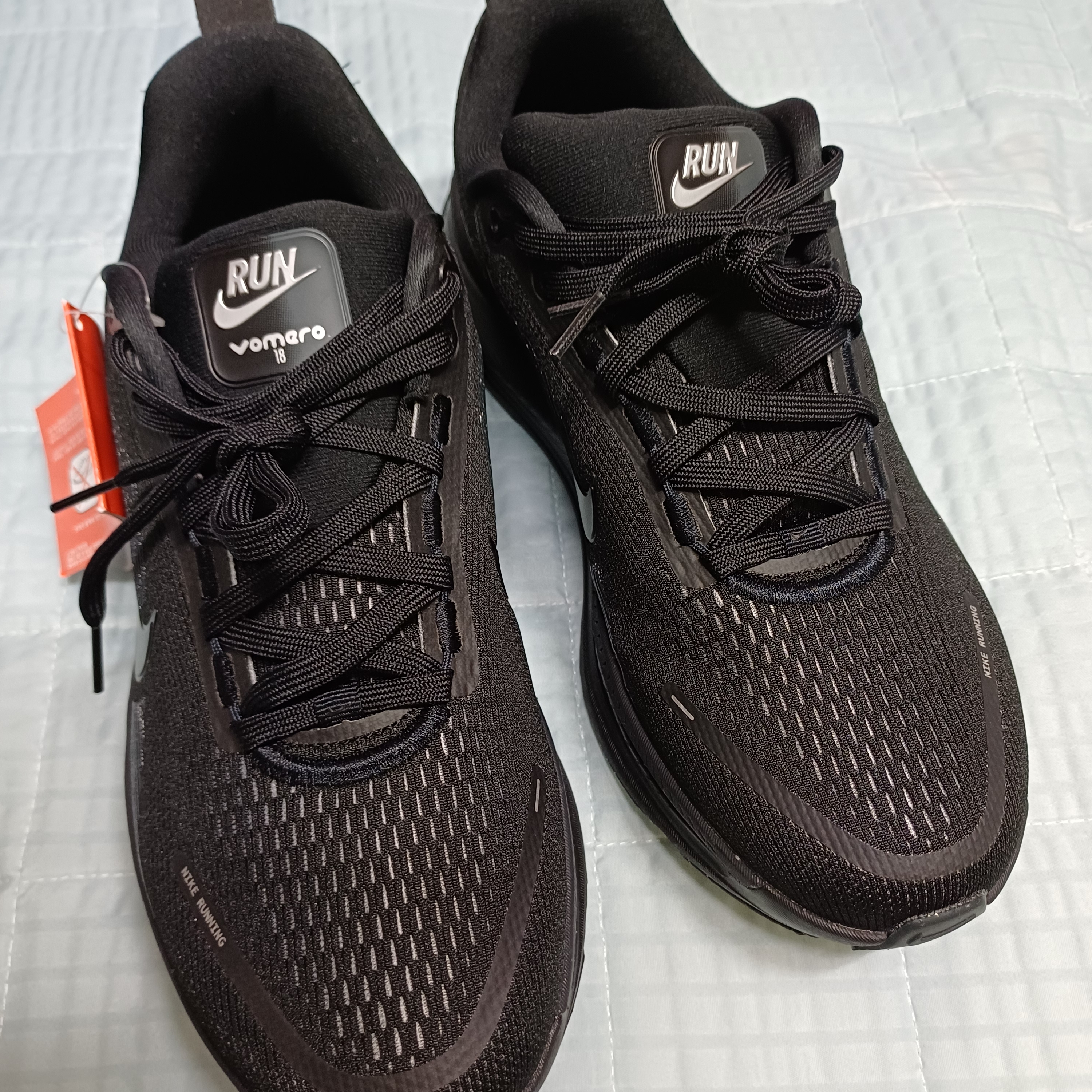 Nike Vomero 18 Black Dark Smoke Grey 착용 스타일 - 1