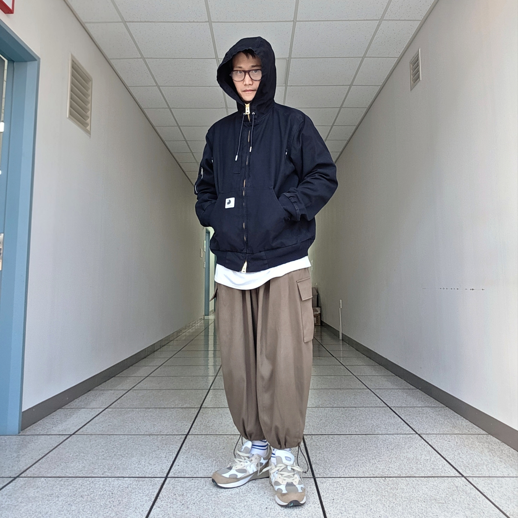 Sacai x Carhartt WIP Washed Duck Hooded Blouson Black, New Balance x WTAPS 992 Made in USA Olive 착용 스타일