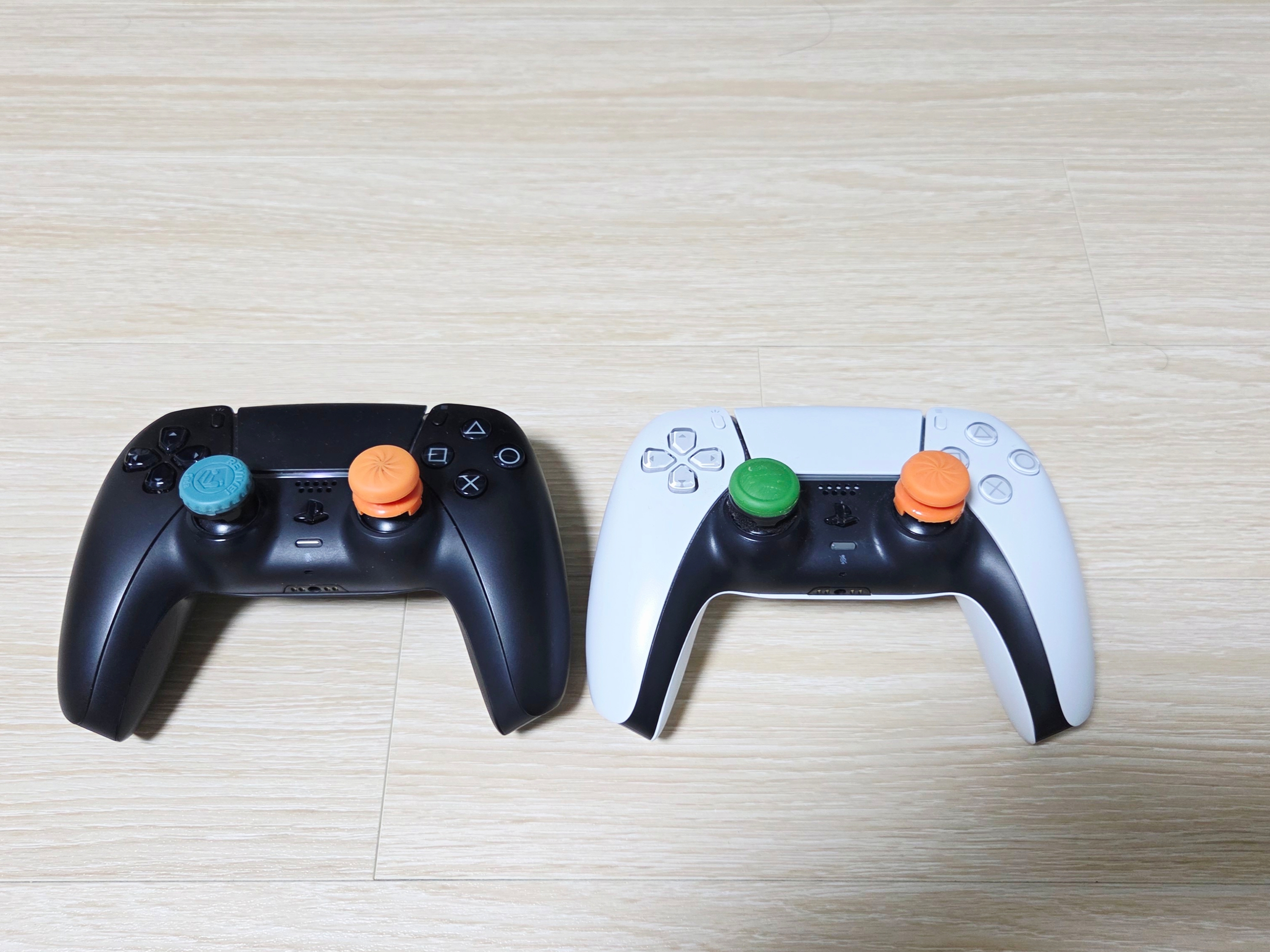 PlayStation 5 DualSense Wireless Controller White, Playstation 5 DualSense Wireless Controller Midnight Black (Korean Ver.) 착용 스타일