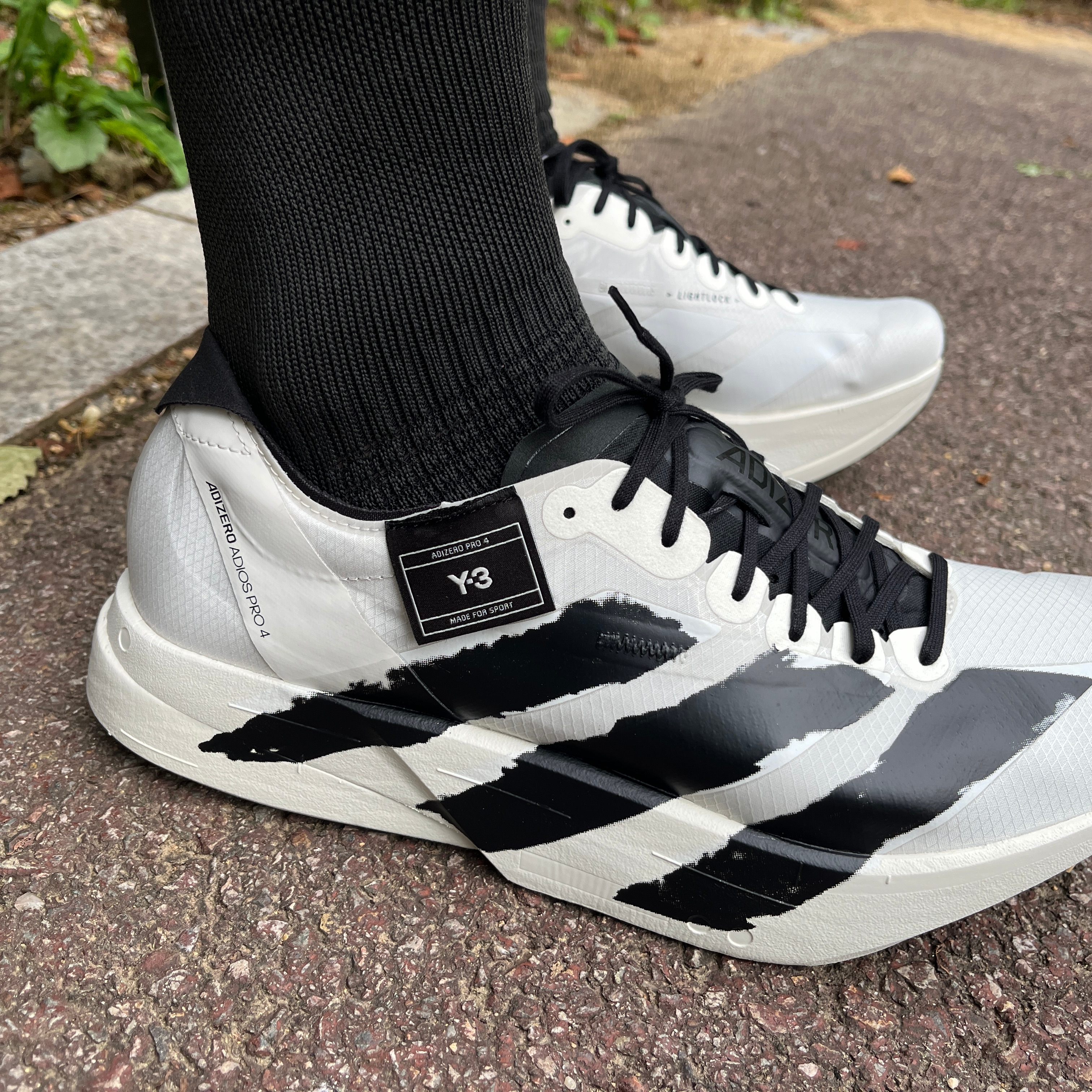 Y-3 Adios Pro 4 Beige Orbit Grey 착용 스타일 - 2