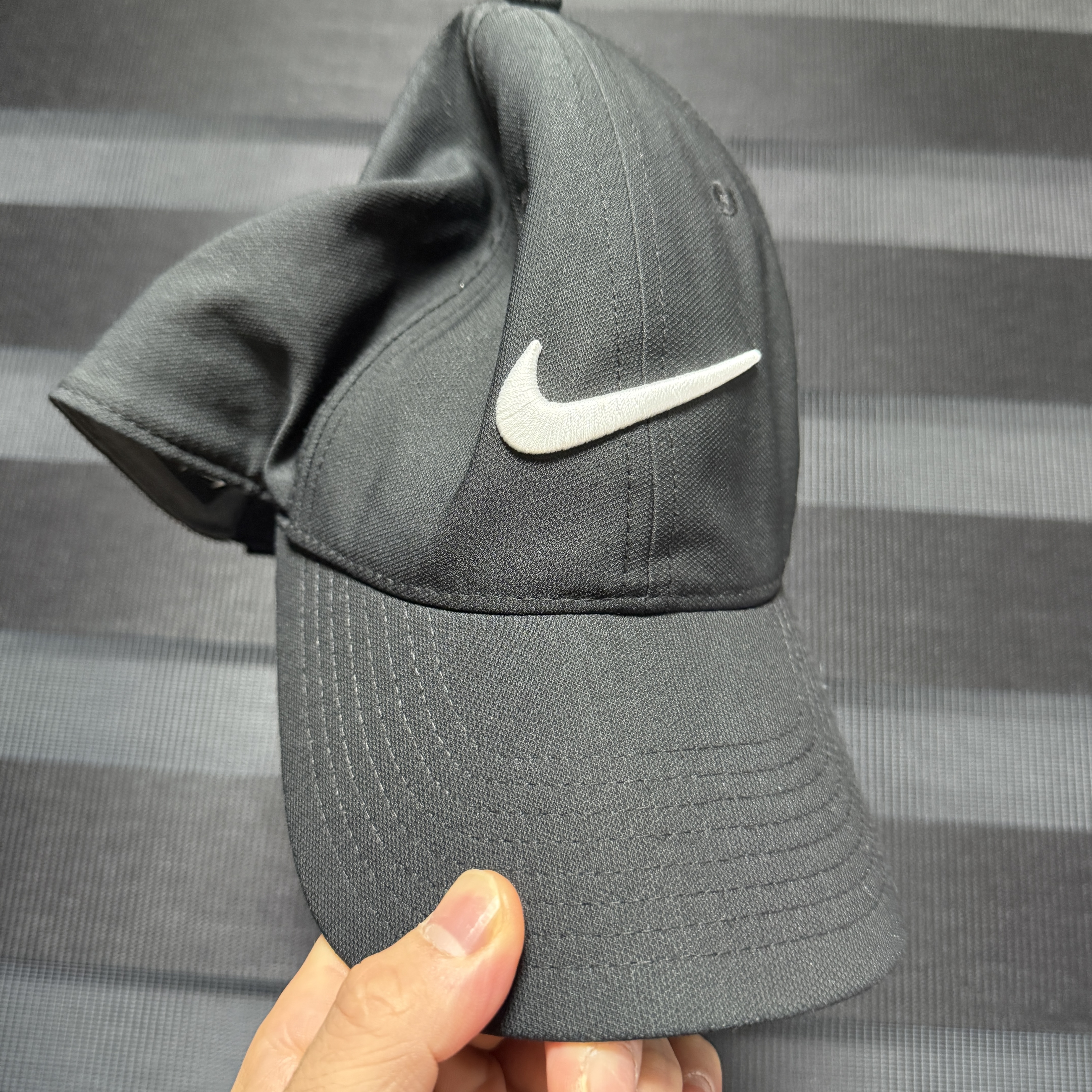 Nike Dri-Fit Club Structured Swoosh Cap Black 착용 스타일