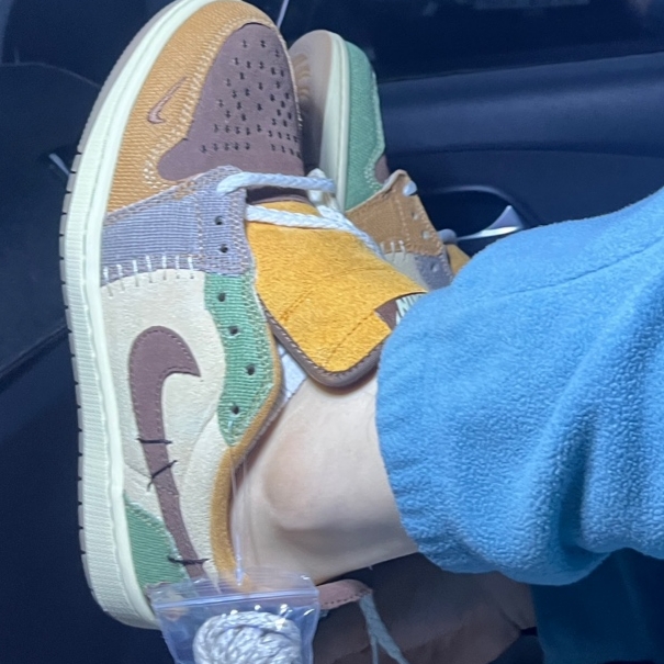 Jordan 1 x Zion Williamson Retro Low OG Flax and Oil Green 착용 스타일