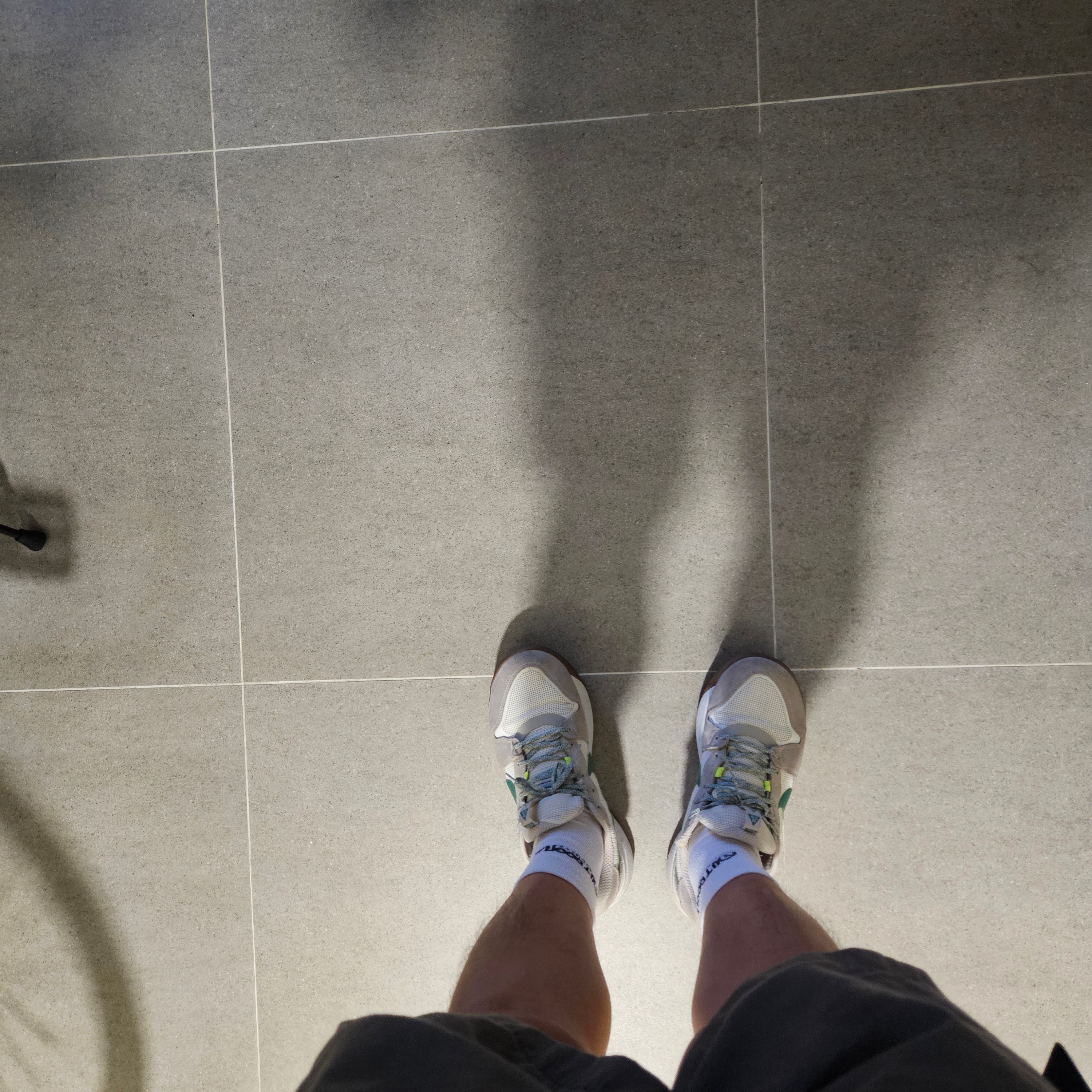 Nike ACG Lowcate Light Iron Ore 착용 스타일