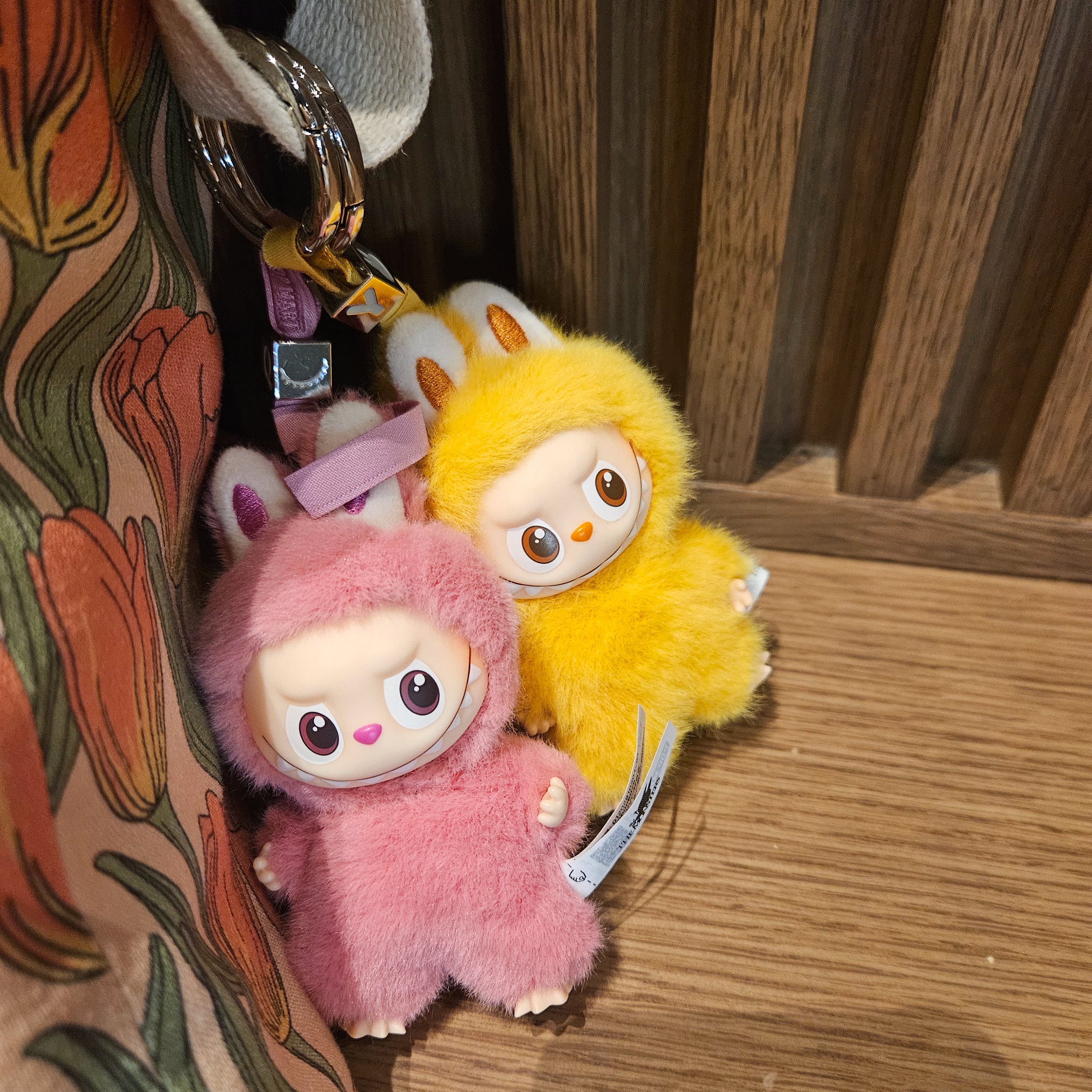 Starbucks x BAPE Baby Milo Keychain, Pop Mart Labubu The Monsters Pin For Love Series Vinyl Plush Pendant (N-Z) Q (Opened Case) 착용 스타일 - 4