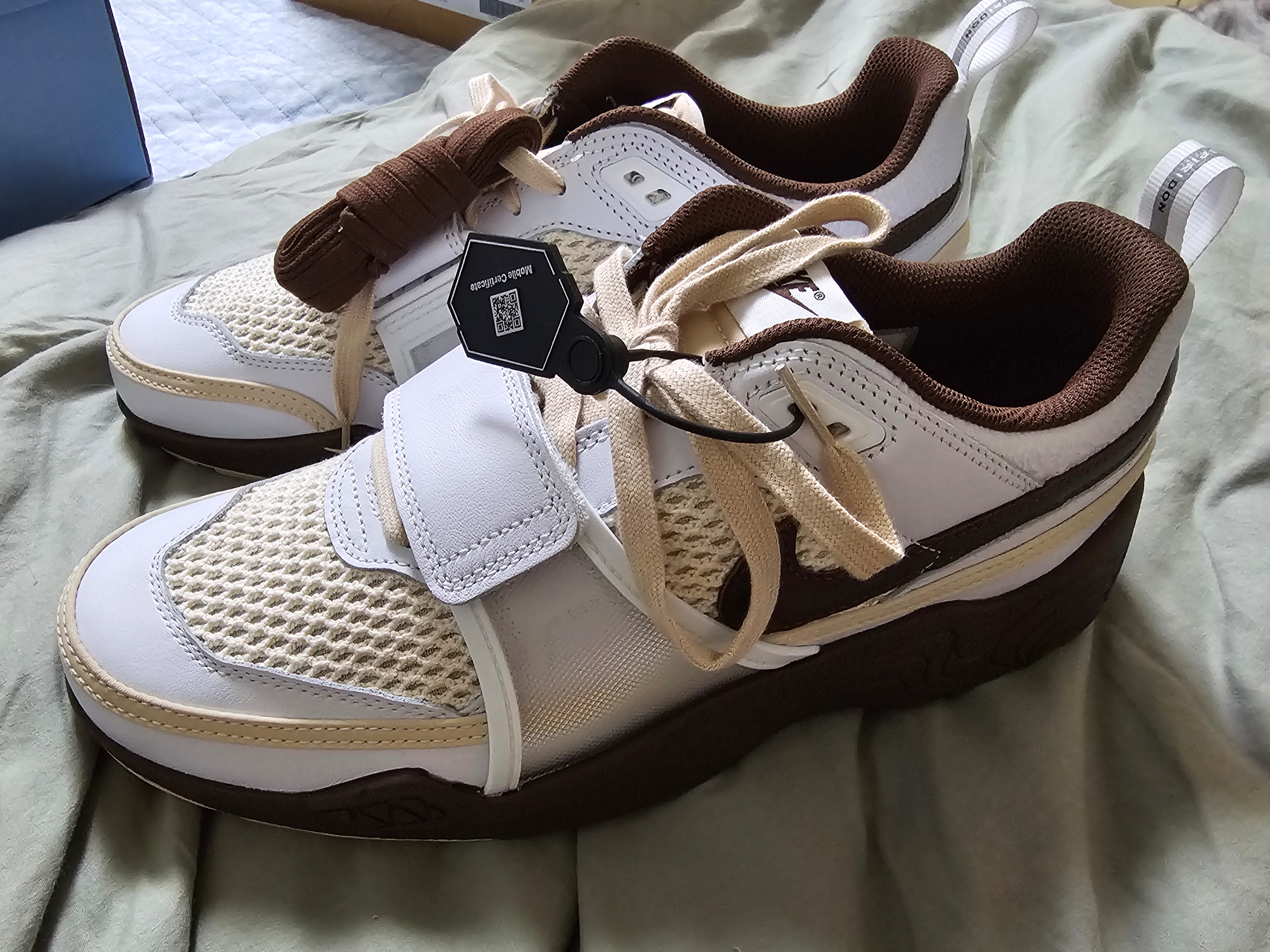 Nike x Travis Scott Zoom Field Jaxx White and Light Chocolate 착용 스타일